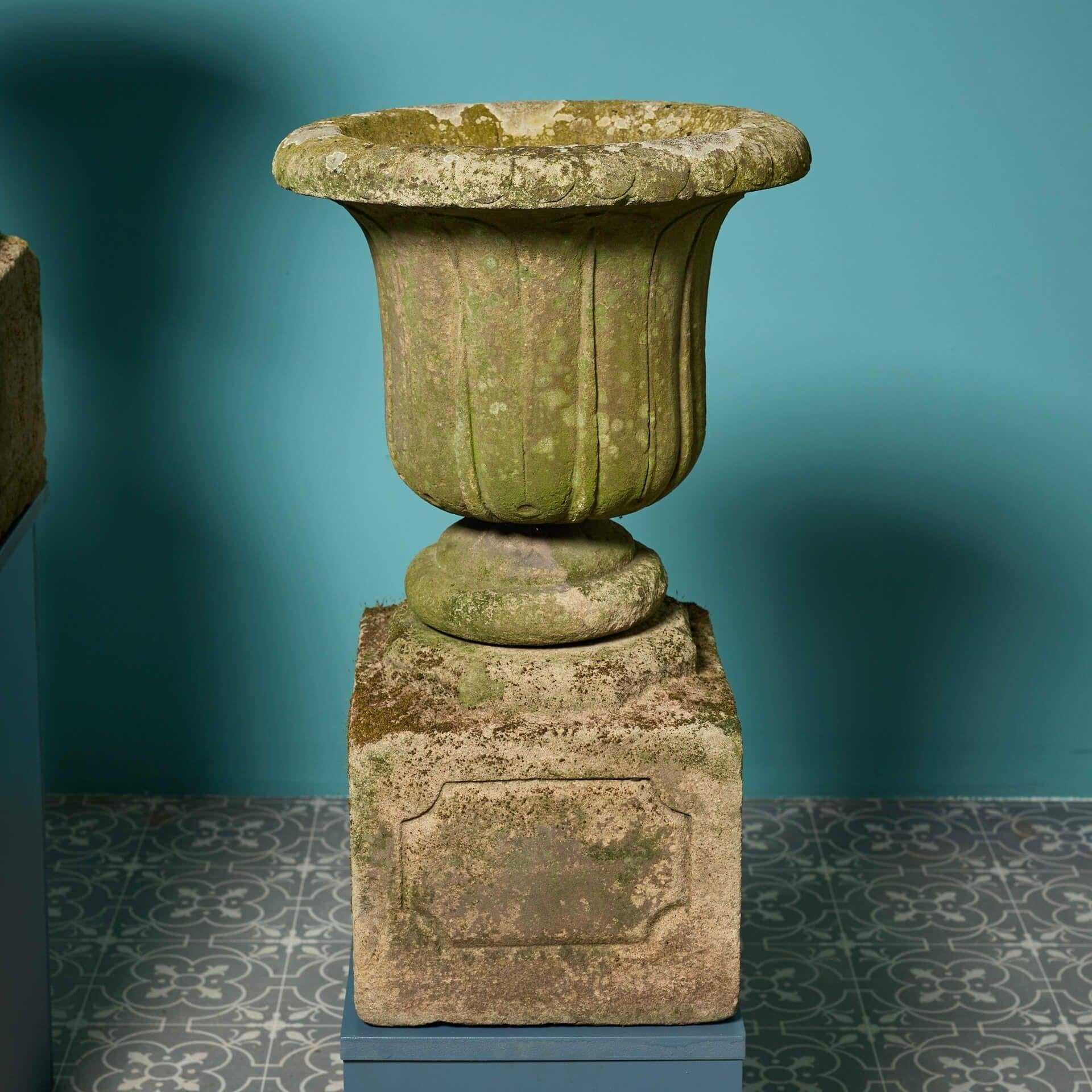 Paire d'urnes anglaises anciennes en grès sculpté État moyen - En vente à Wormelow, Herefordshire