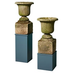 Paire d'urnes anglaises anciennes en grès sculpté