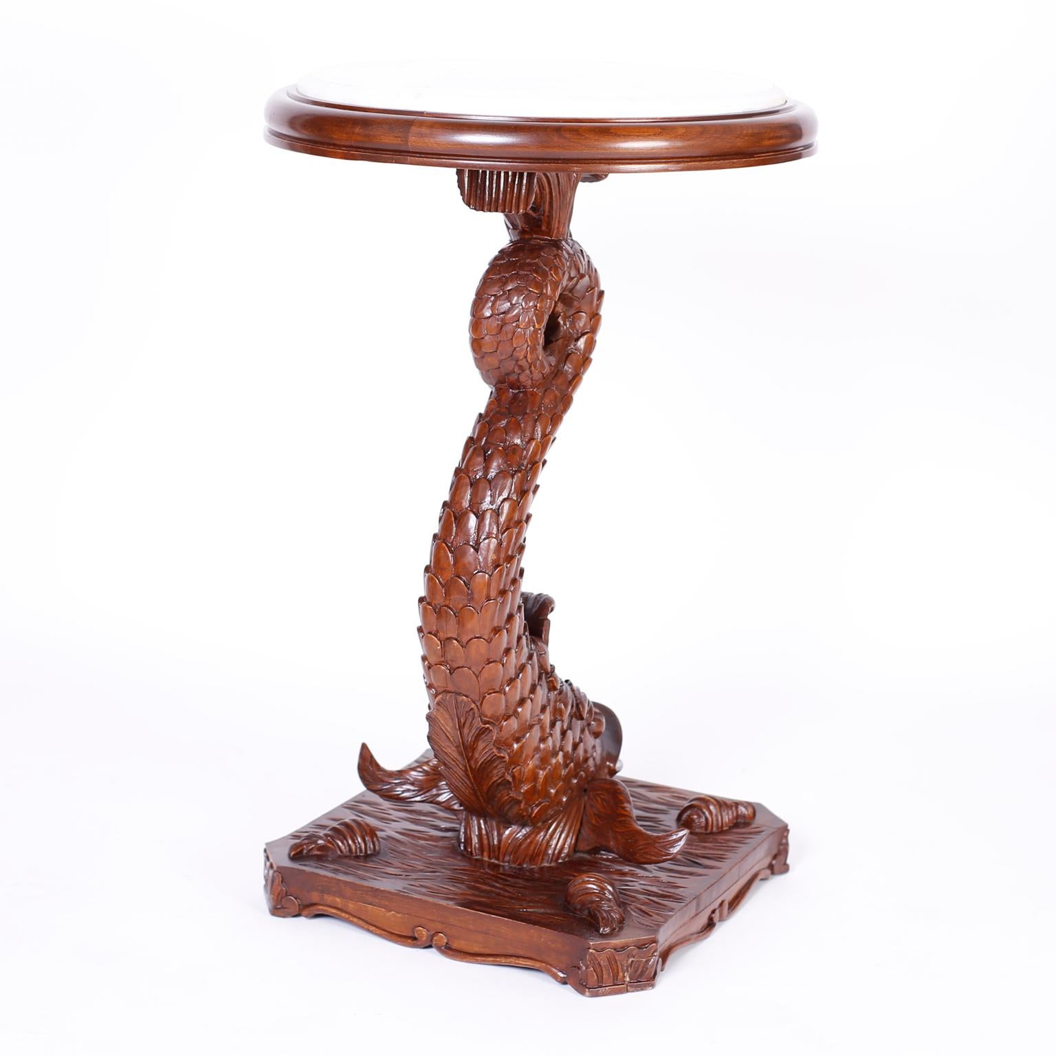 Sculpté à la main Paire d'anciens supports ou piédestaux anglais en bois sculpté représentant des dauphins en vente