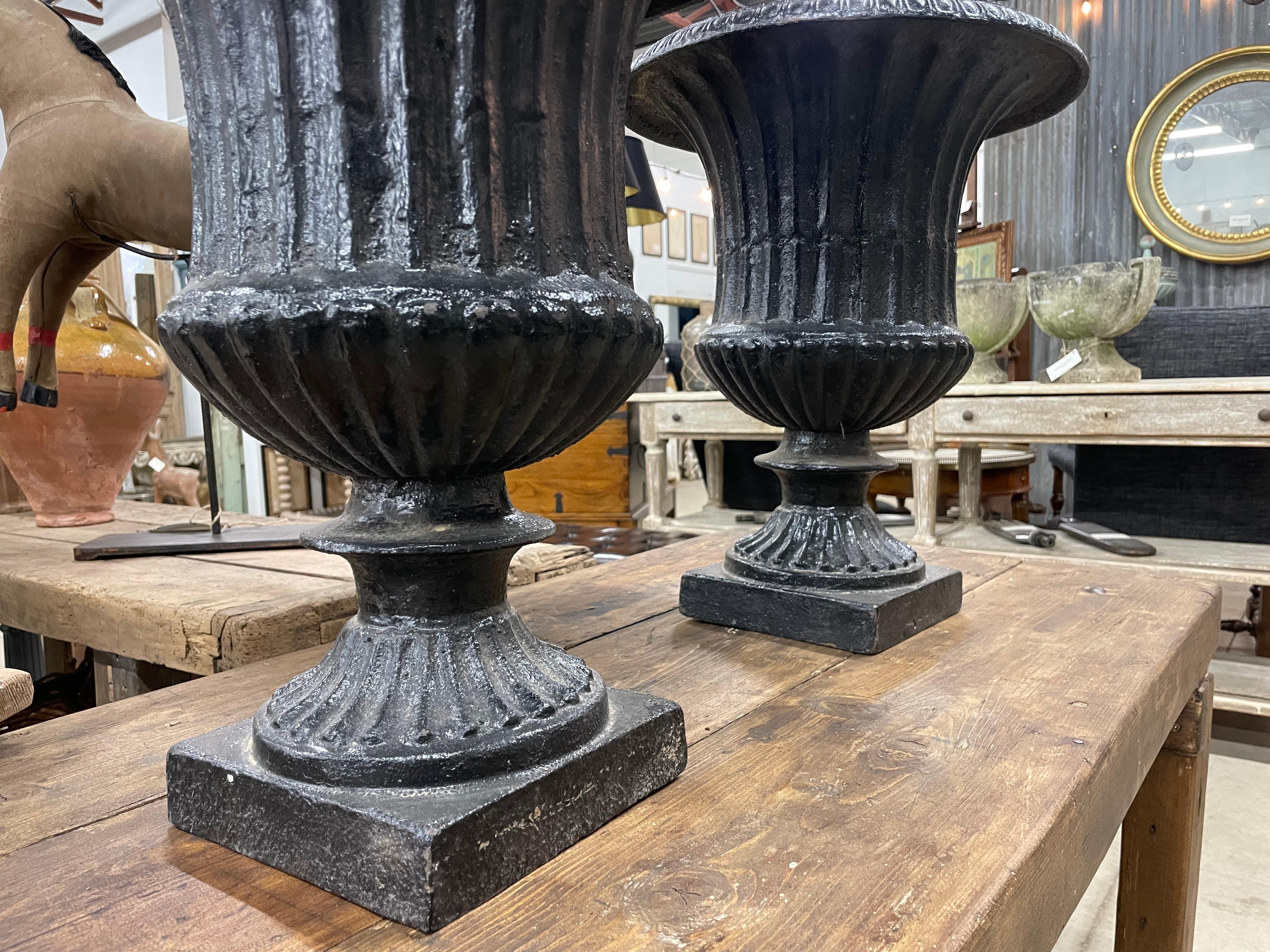 Moulage Paire d'urnes en fonte anglaises antiques en vente