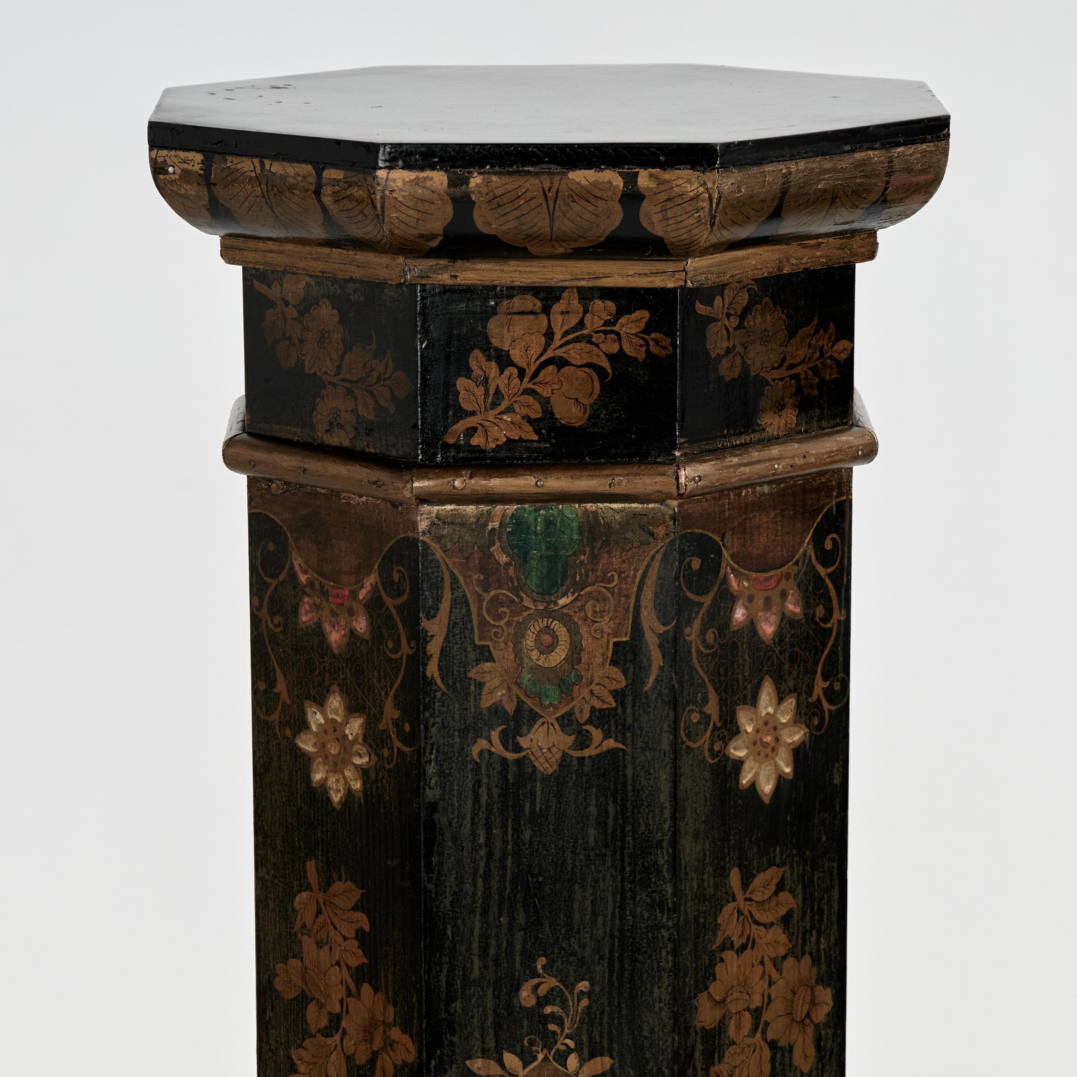 Remarquable paire de piédestaux ou supports anglais du XIXe siècle fabriqués à la main en bois dur de forme octogonale, présentant une Chinoiserie florale décorée à la main avec des reflets en relief sur un fond ébonisé. 
