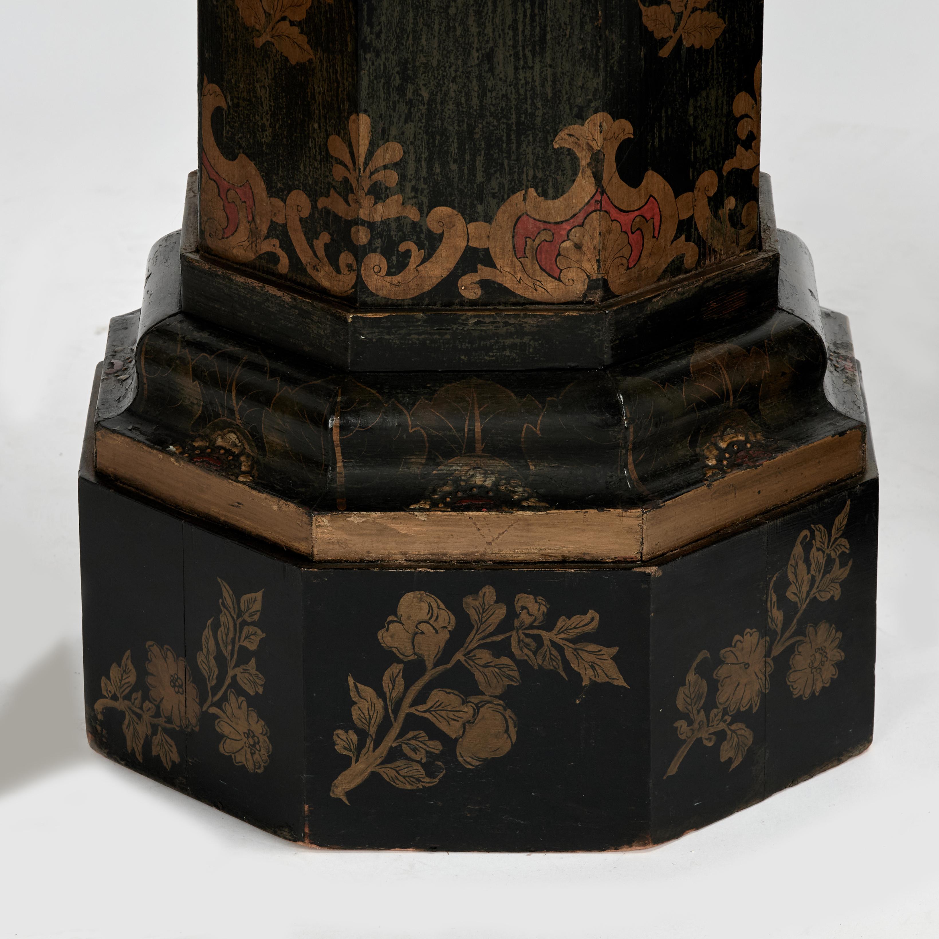 Anglais Paire de piédestaux anciens de style chinoiserie anglaise en vente