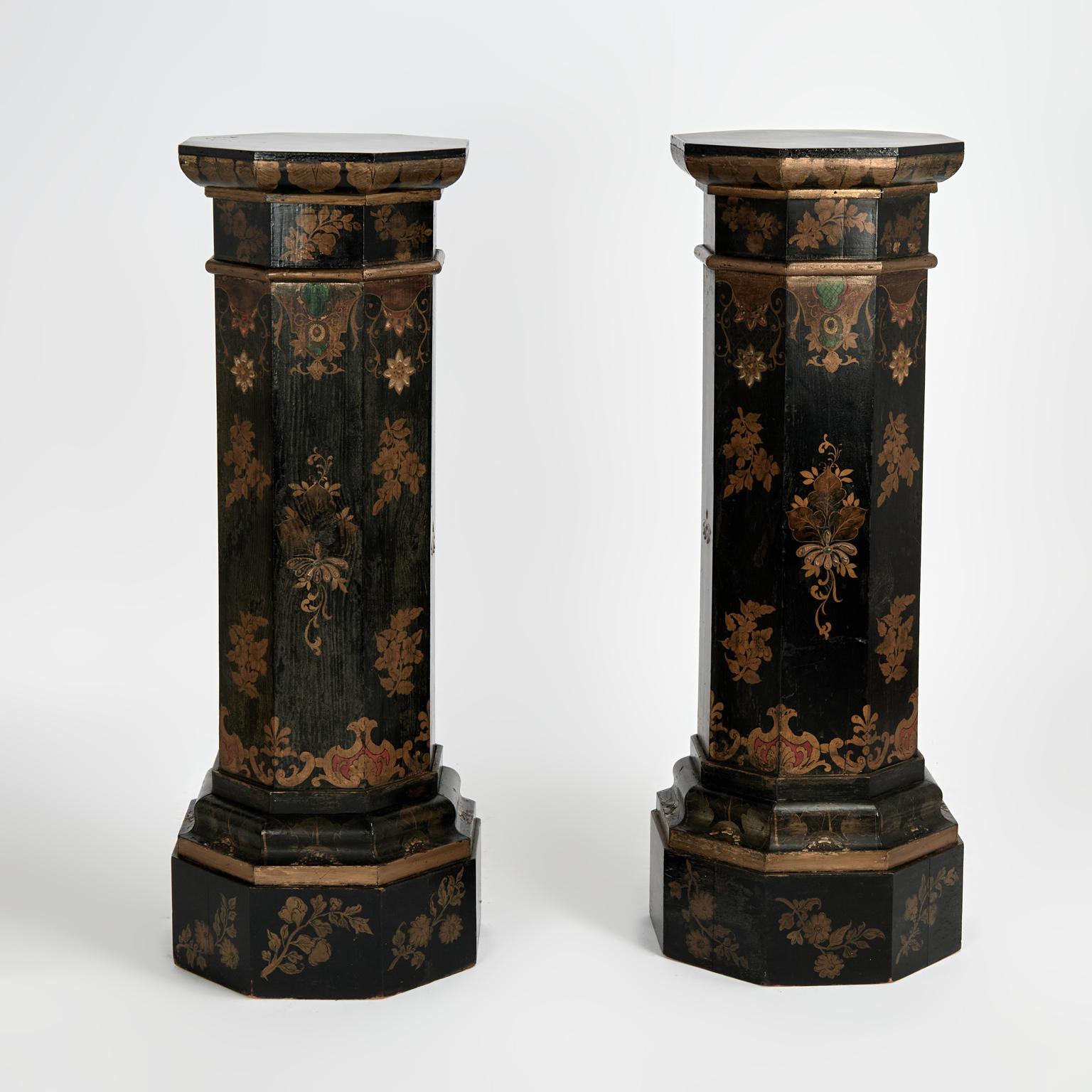 Bois de feuillus Paire de piédestaux anciens de style chinoiserie anglaise en vente