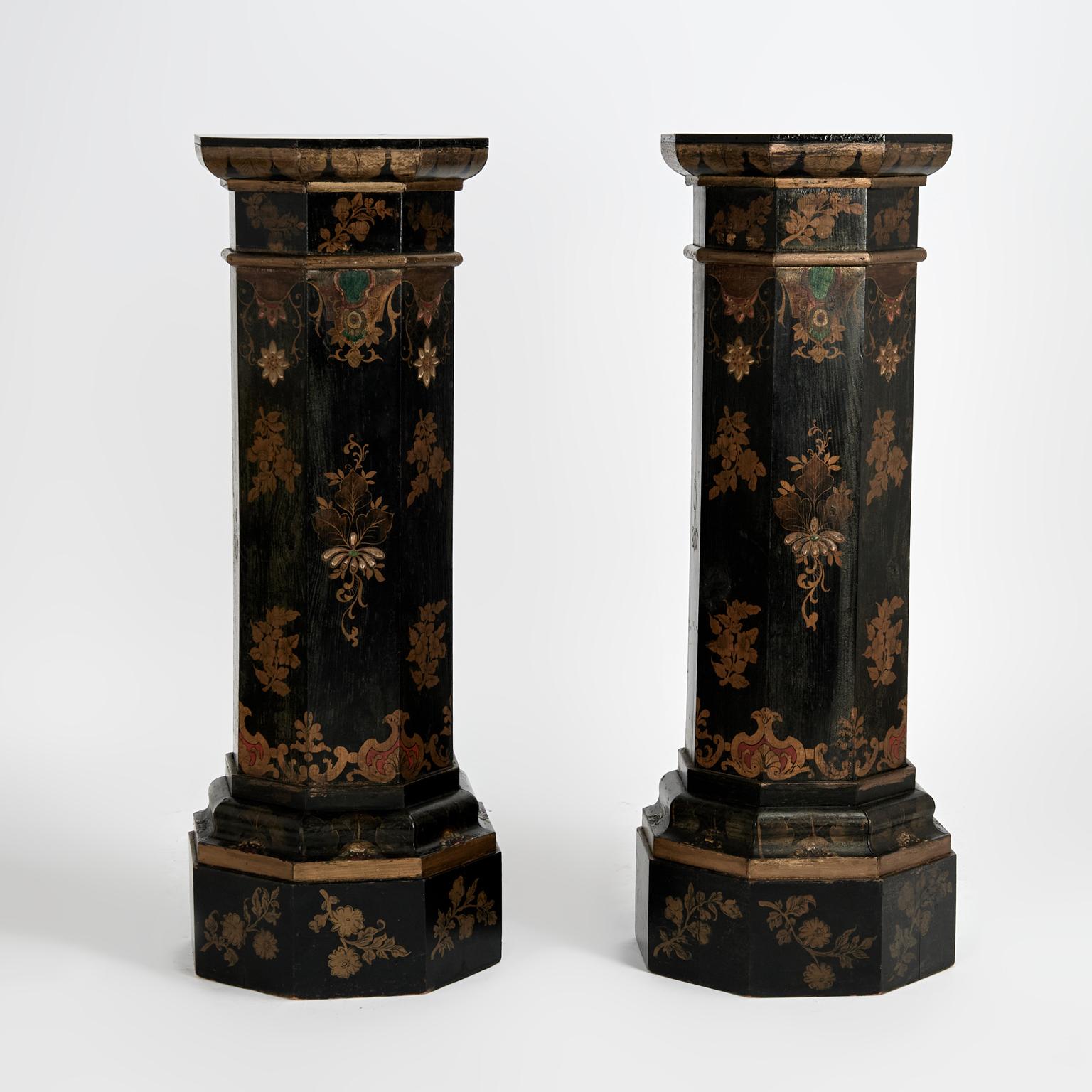 Paire de piédestaux anciens de style chinoiserie anglaise en vente 1