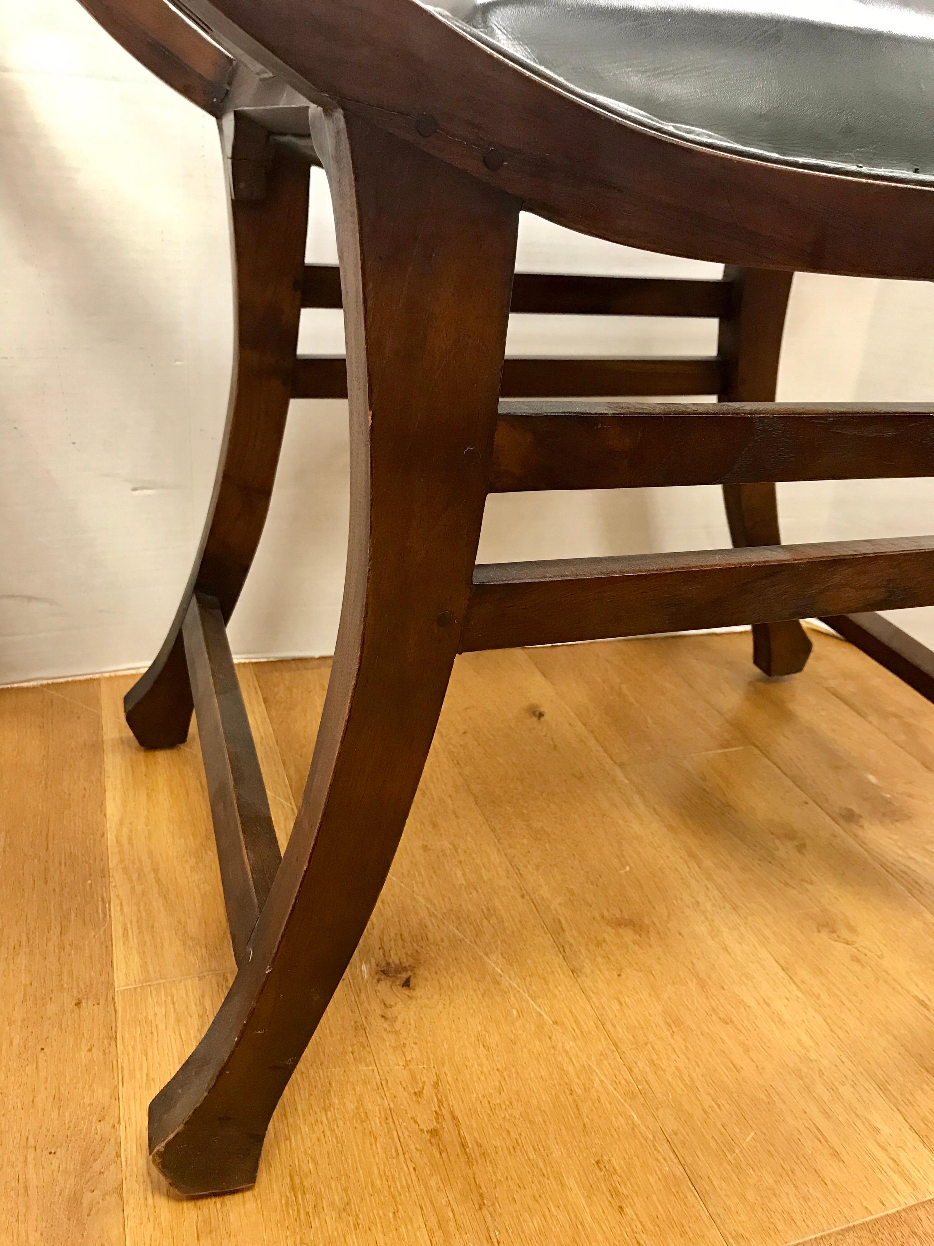 Pair of Antique English Curved Slatted Mahogany Black Leather Benches Stools In Good Condition In West Hartford, CT
