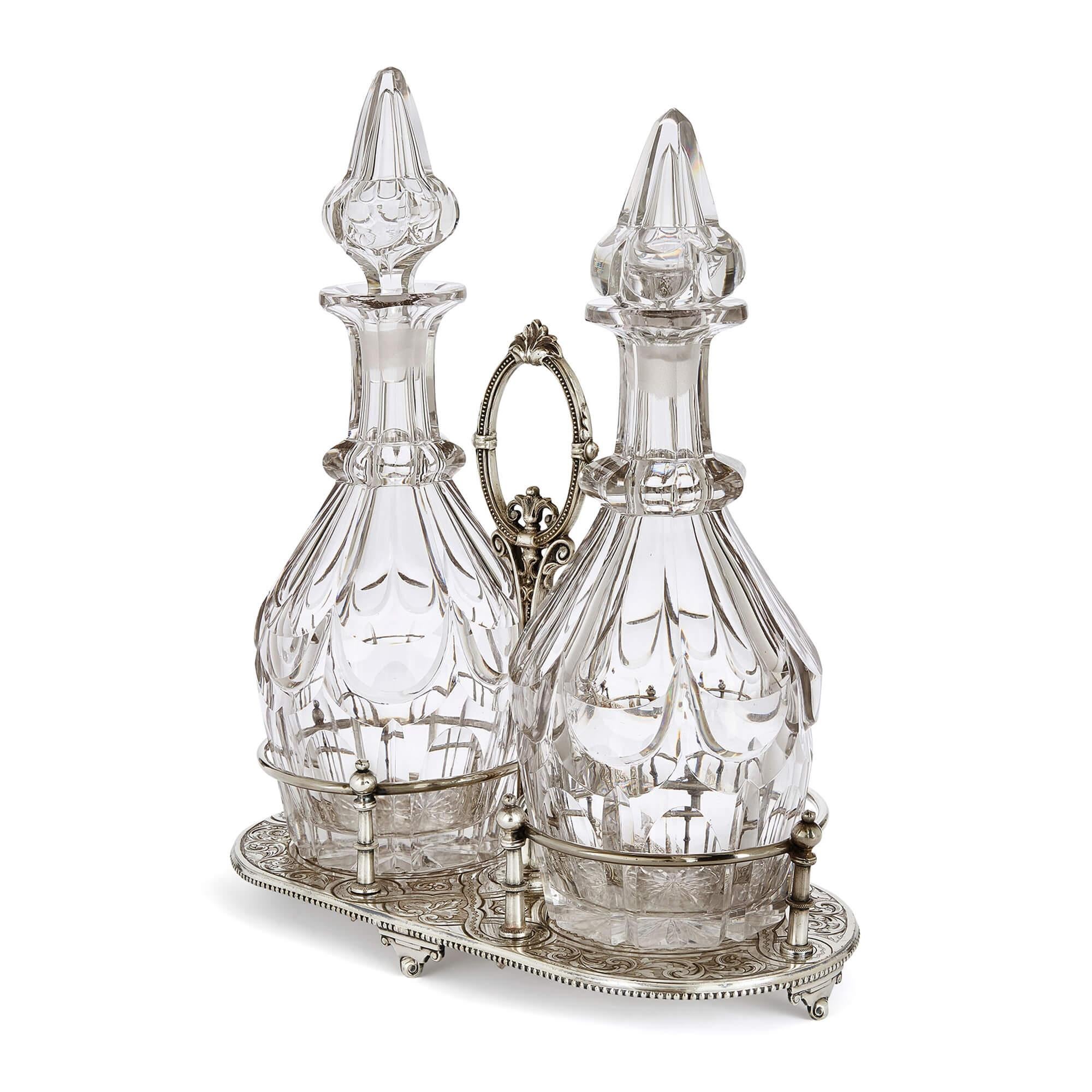 Paar antike englische Dekanter aus geschliffenem Glas mit versilbertem Ständer 
Englisch, 1867 
Dekanter: Höhe 31cm, Durchmesser 11cm
Ständer: Höhe 24cm, Breite 27cm, Tiefe 13cm

Dieses elegante viktorianische Dekanter-Set, das im Januar 1867
