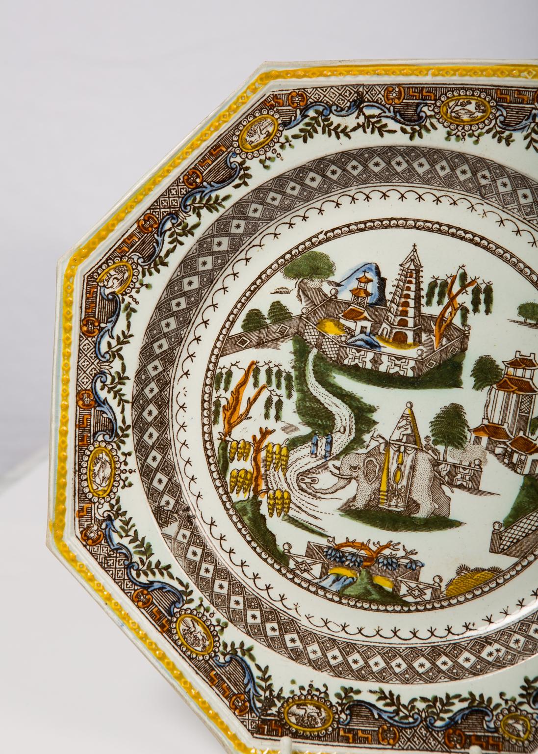 Paire d'assiettes anciennes représentant un éléphant dans un décor asiatique imaginaire en vente 1