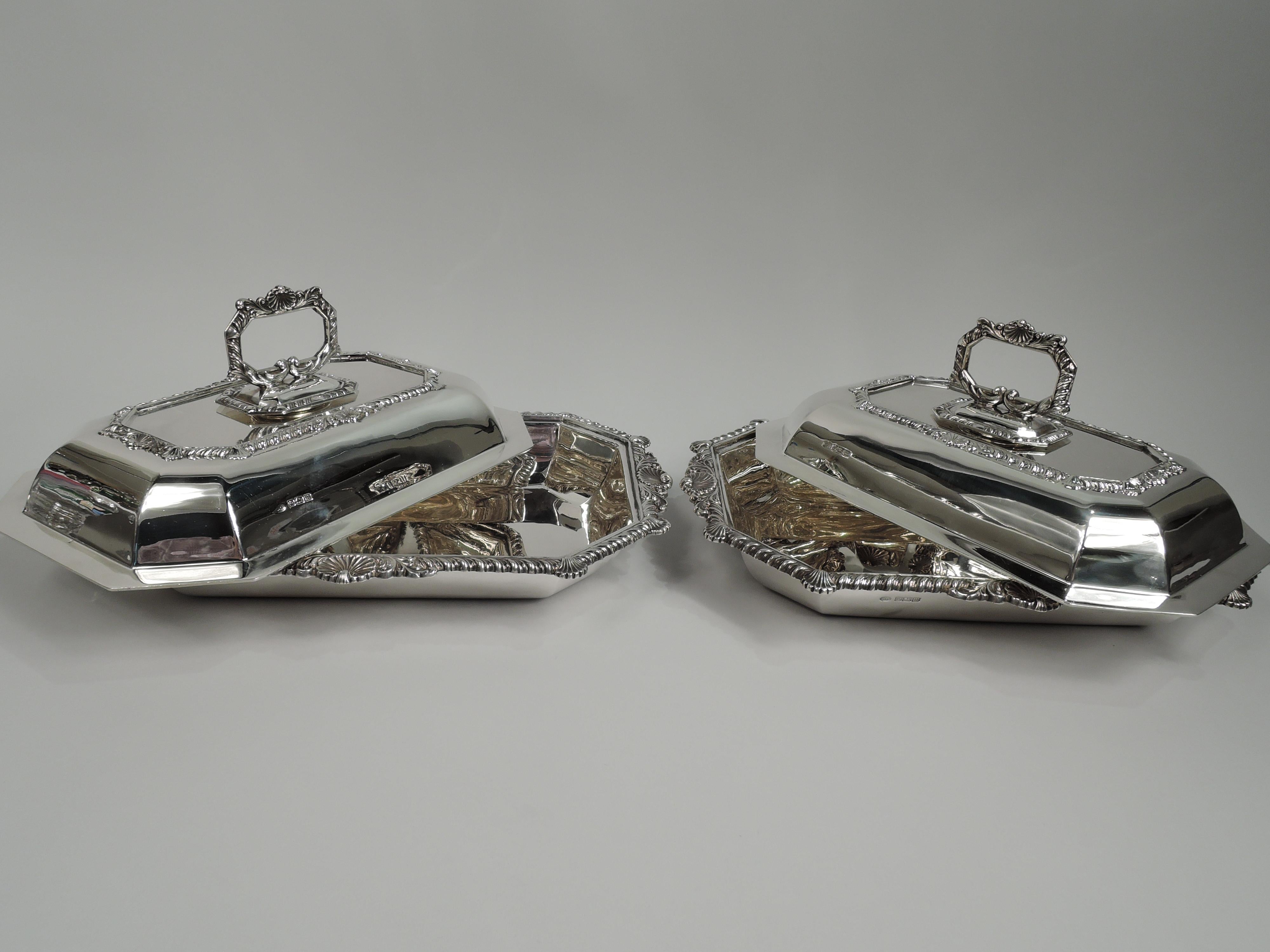 Pair of Antique English Edwardian Georgian Covered Serving Dishes  In Excellent Condition For Sale In New York, NY