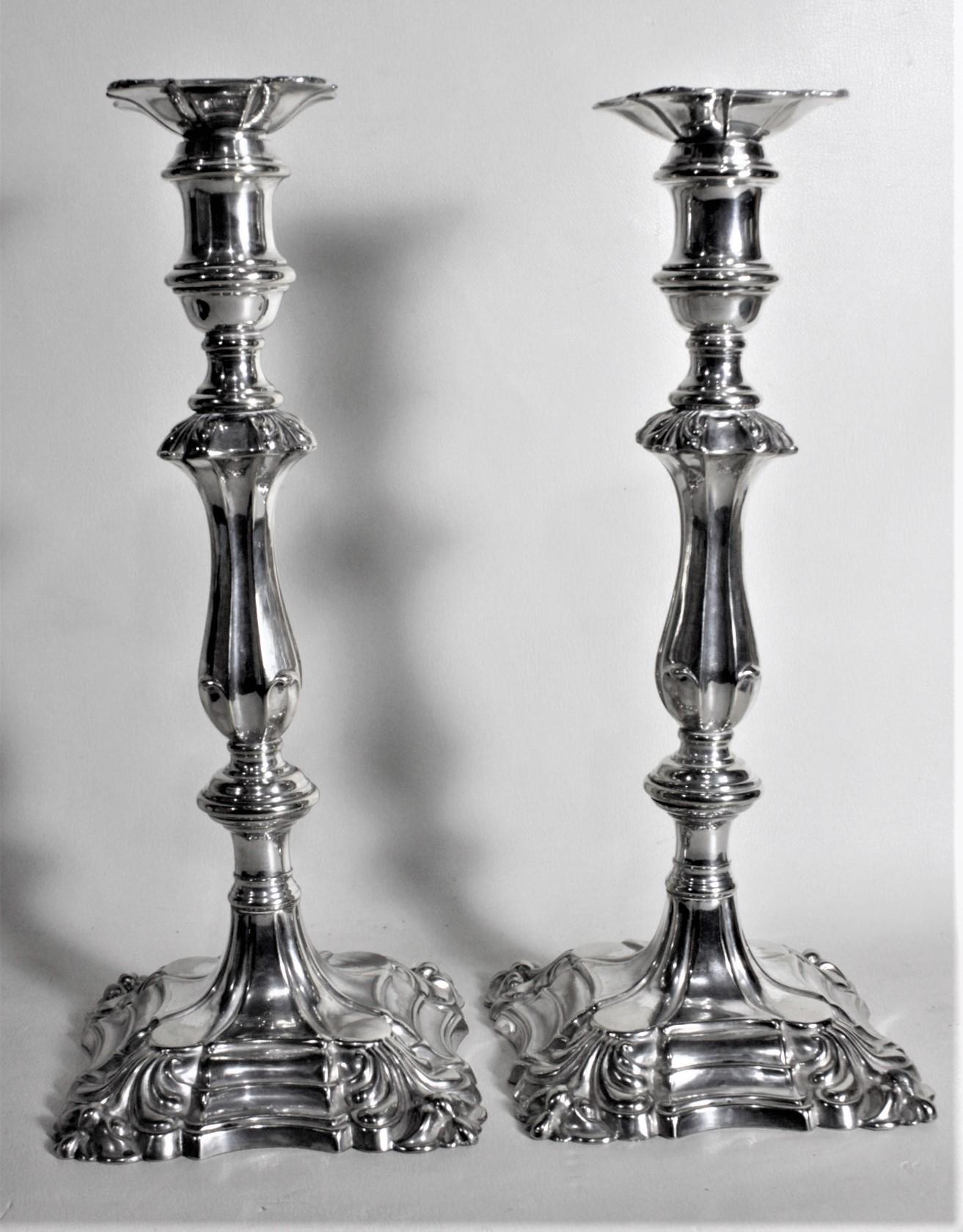 Paar antike englische edwardianische versilberte Kerzenständer (Edwardian) im Angebot
