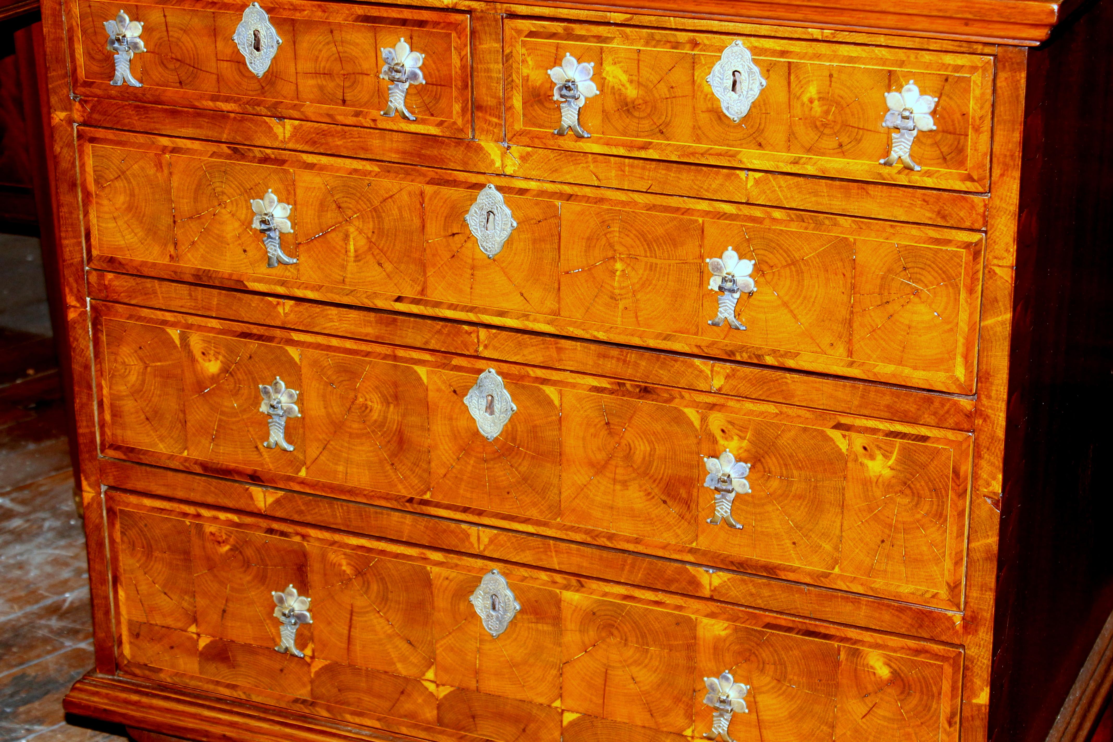 Pair of Antique English Q.A. Inlaid Laburnum Oyster Veneer Bachelor's Chests In Good Condition In Charleston, SC