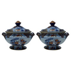 Paire d'anciennes soupières anglaises en pierre de fer à motif "Dresden"