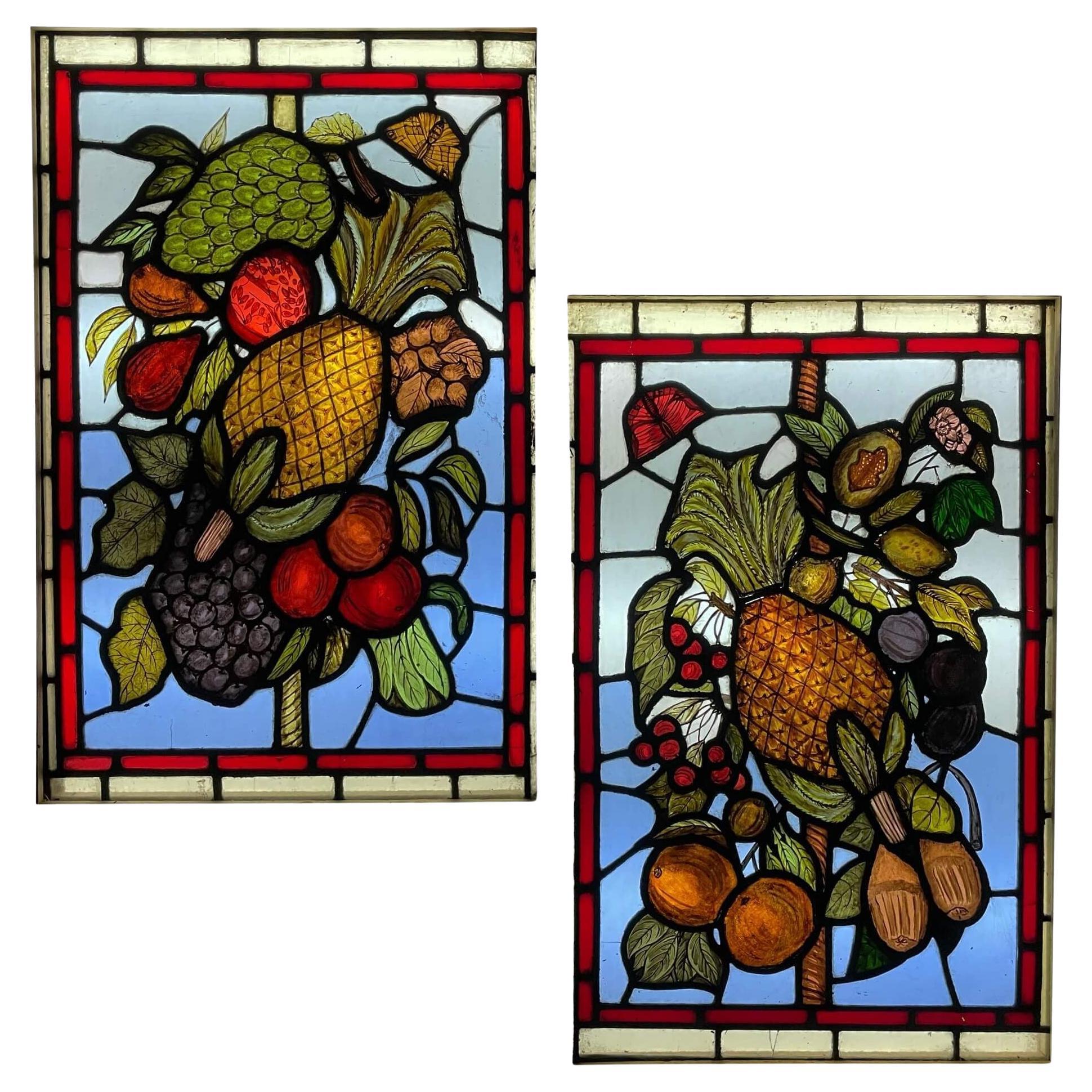 Paire de fenêtres anglaises anciennes en verre plombé représentant des fruits