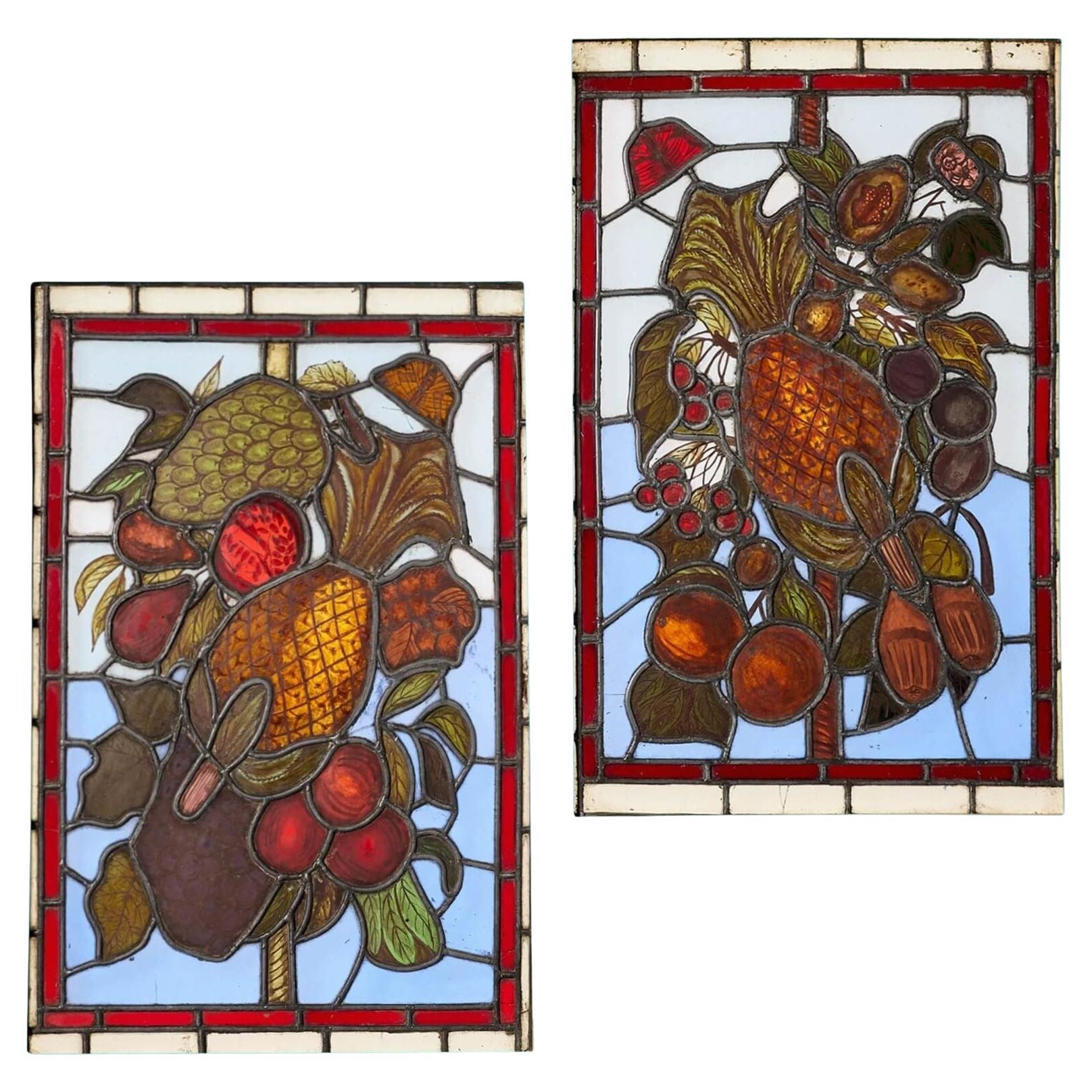 Paire de fenêtres anglaises anciennes en verre plombé représentant des fruits