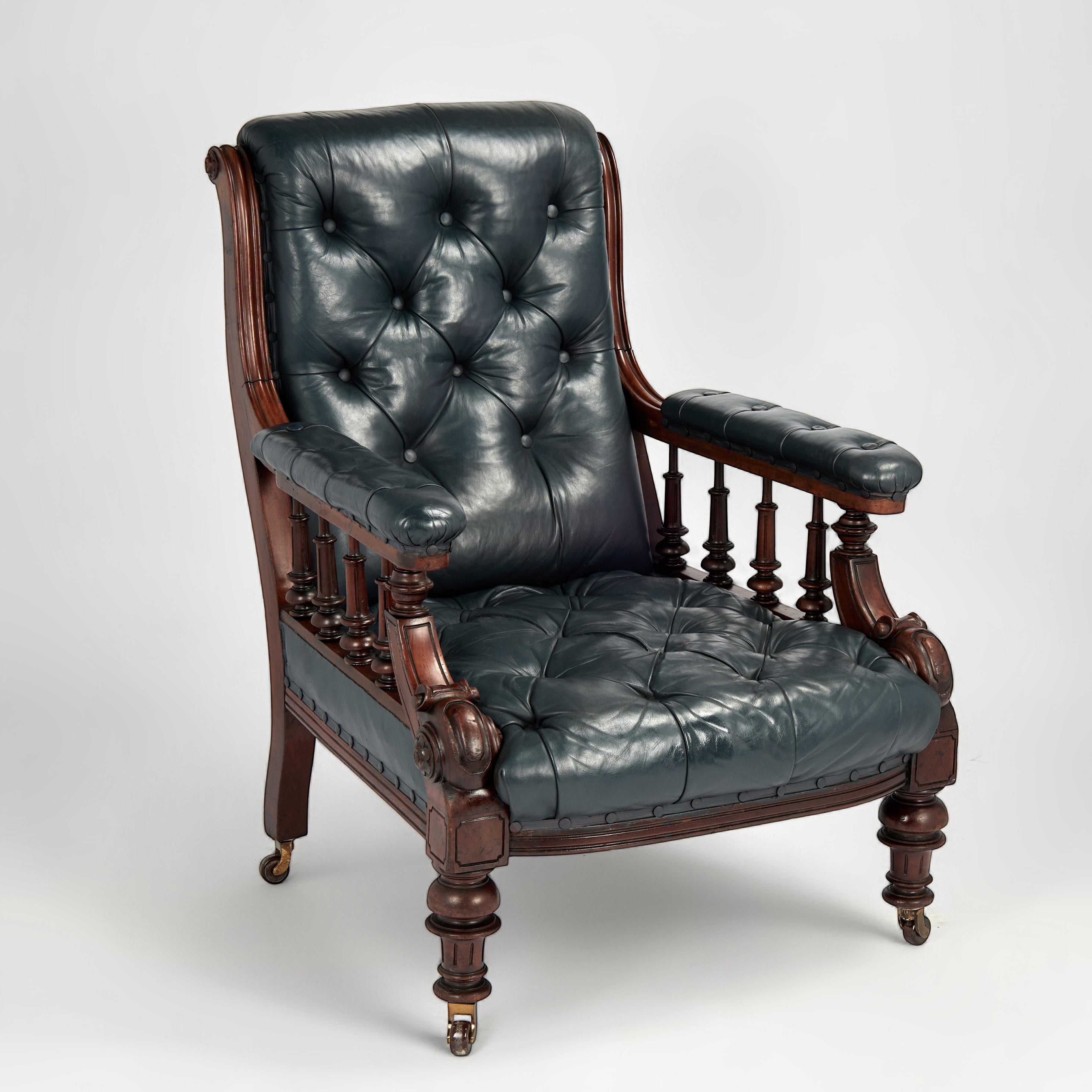 Impressionante coppia di sedie club inglesi del XIX secolo realizzate in noce in stile revival rinascimentale dell'epoca vittoriana, con tappezzeria in pelle blu con bottoni, balaustre tornite, ginocchia intagliate e gambe tornite con rotelle in