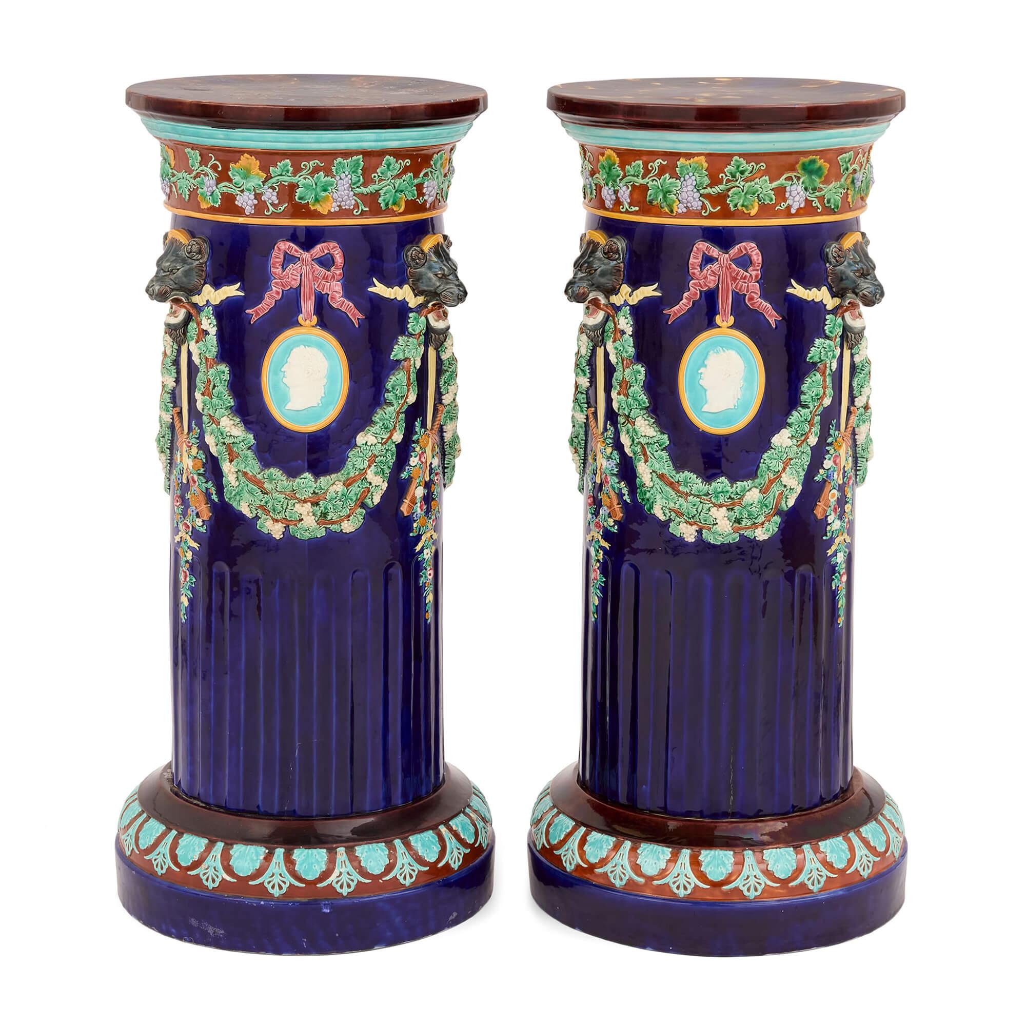 Coppia di antichi piedistalli inglesi in maiolica di Wedgwood 
Inglese, 1877 
Altezza 86 cm, diametro 40 cm

Questa magnifica coppia di piedistalli in maiolica di Wedgwood, realizzati nel 1877, mette in mostra la rinomata esperienza del marchio