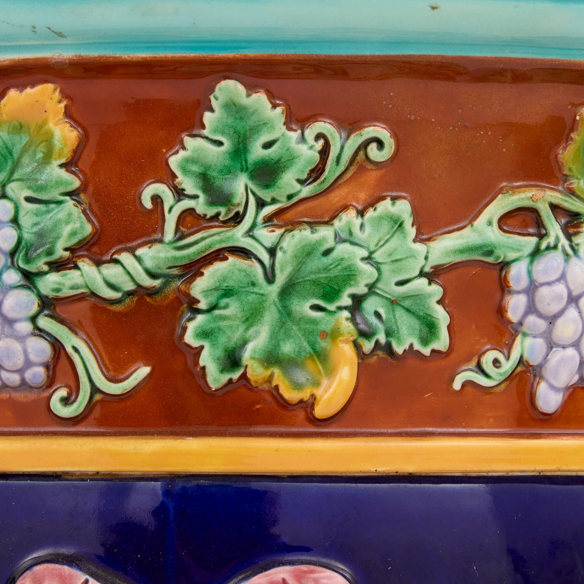 Inglese Coppia di piedistalli antichi in maiolica inglese di Wedgwood in vendita