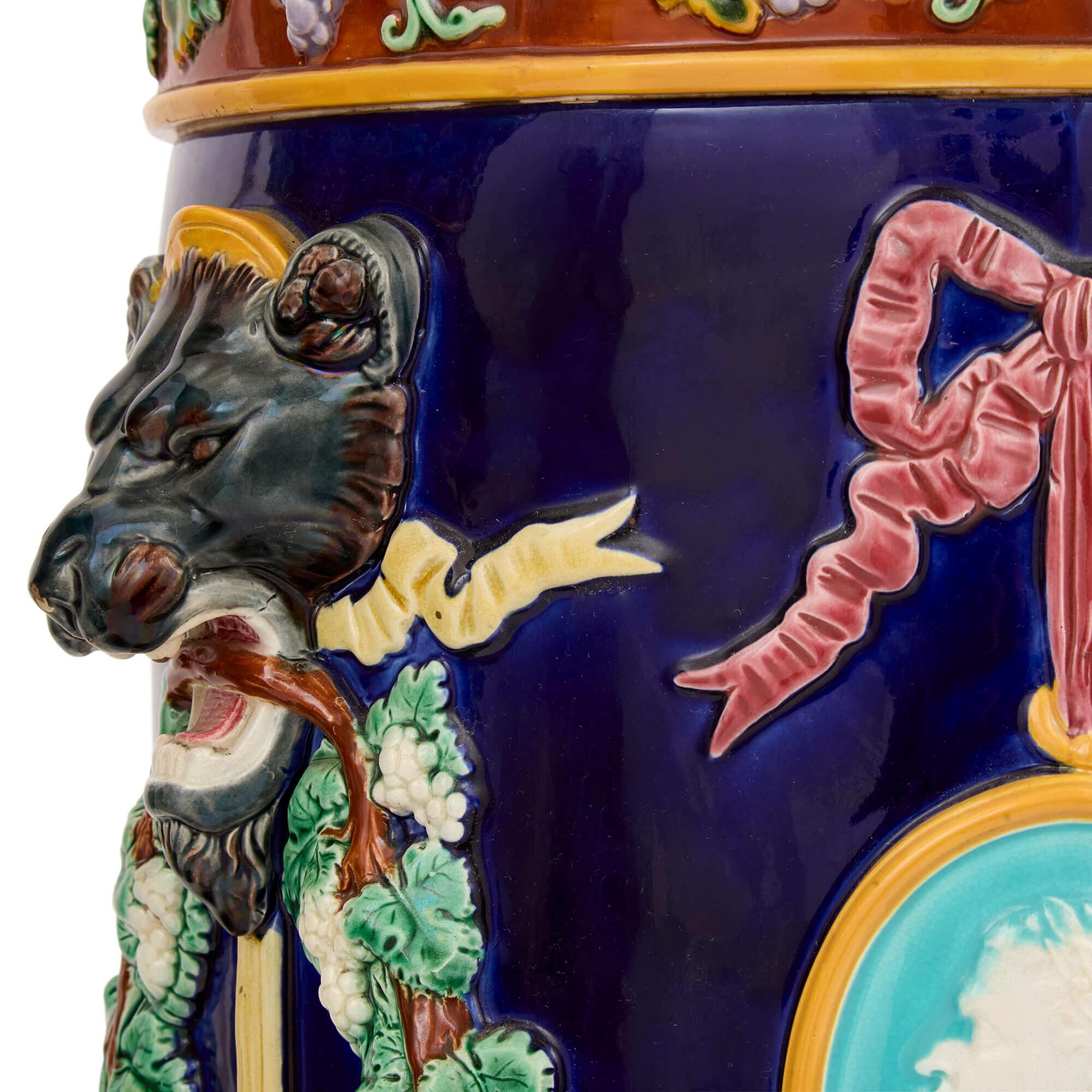 Coppia di piedistalli antichi in maiolica inglese di Wedgwood In condizioni buone in vendita a London, GB