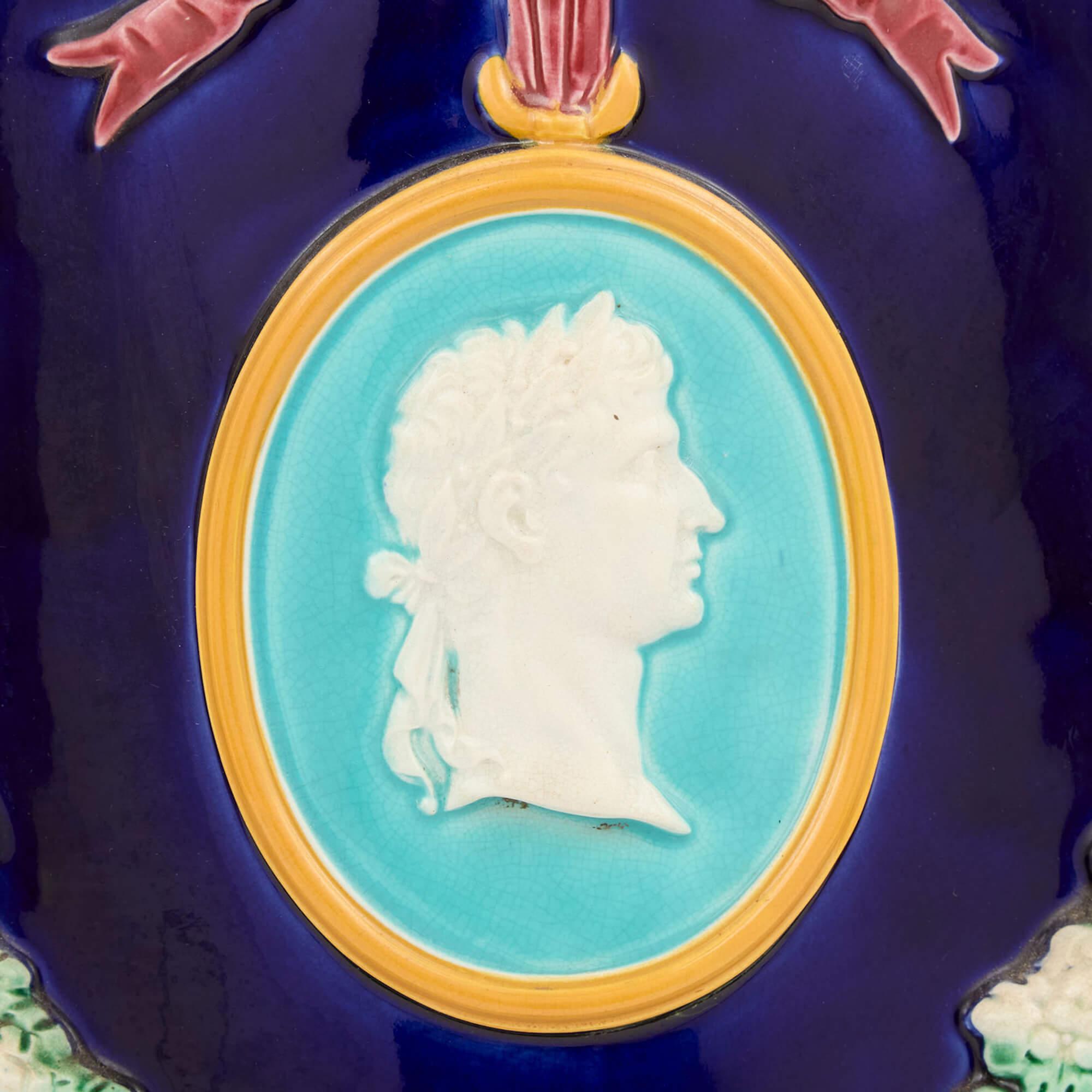 XIX secolo Coppia di piedistalli antichi in maiolica inglese di Wedgwood in vendita