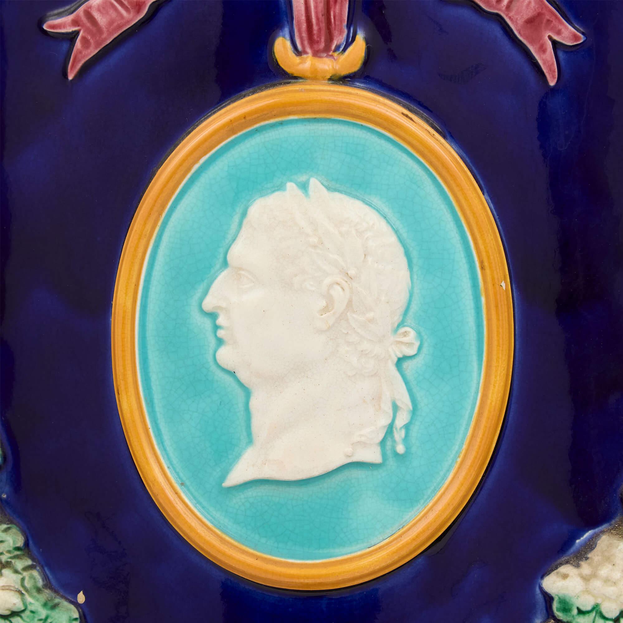 Majolica Coppia di piedistalli antichi in maiolica inglese di Wedgwood in vendita