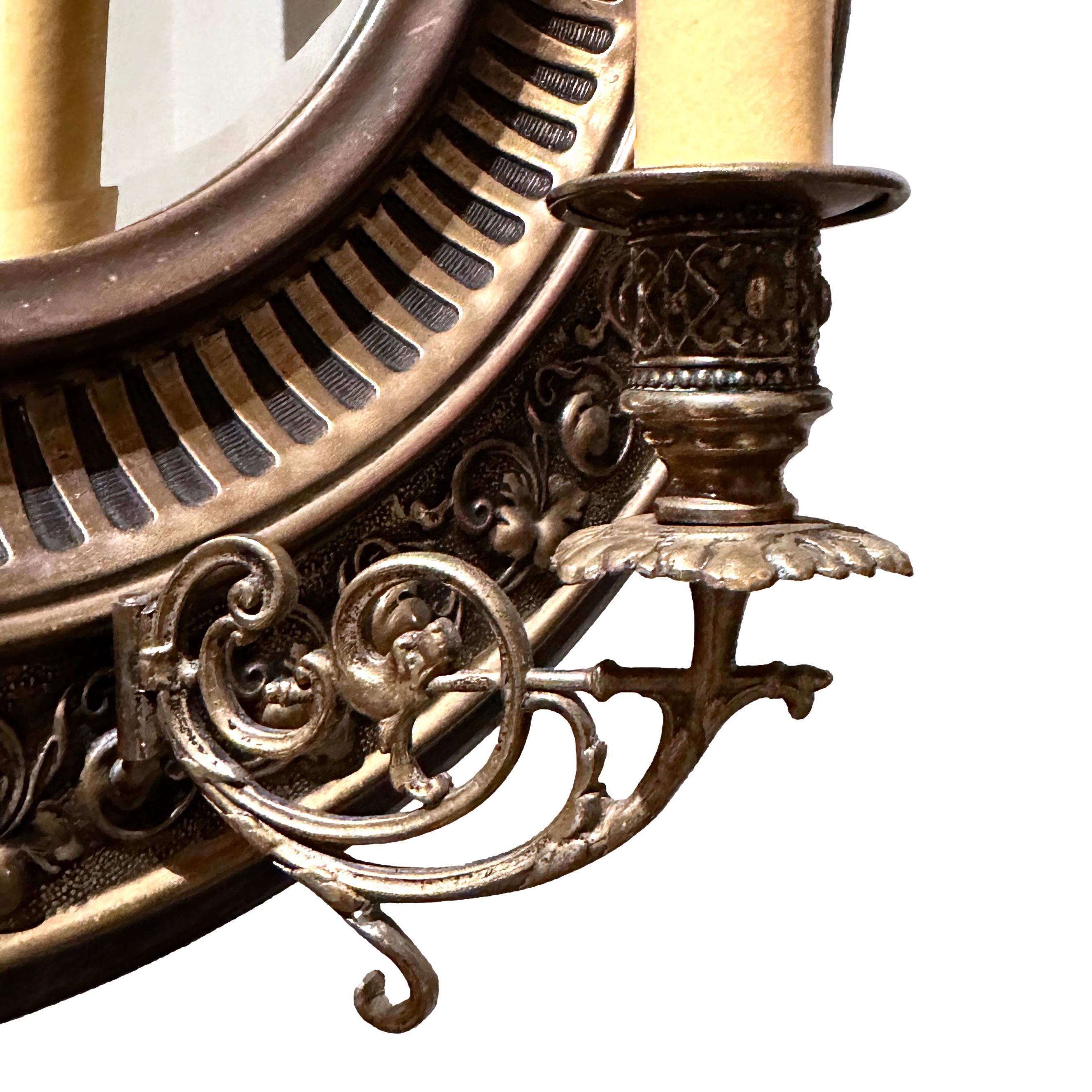 Paar englische repoussierte Messing- und Bronzewandleuchter aus dem späten 19. Jahrhundert mit originaler Patina. 

Abmessungen:
Durchmesser: 16,5