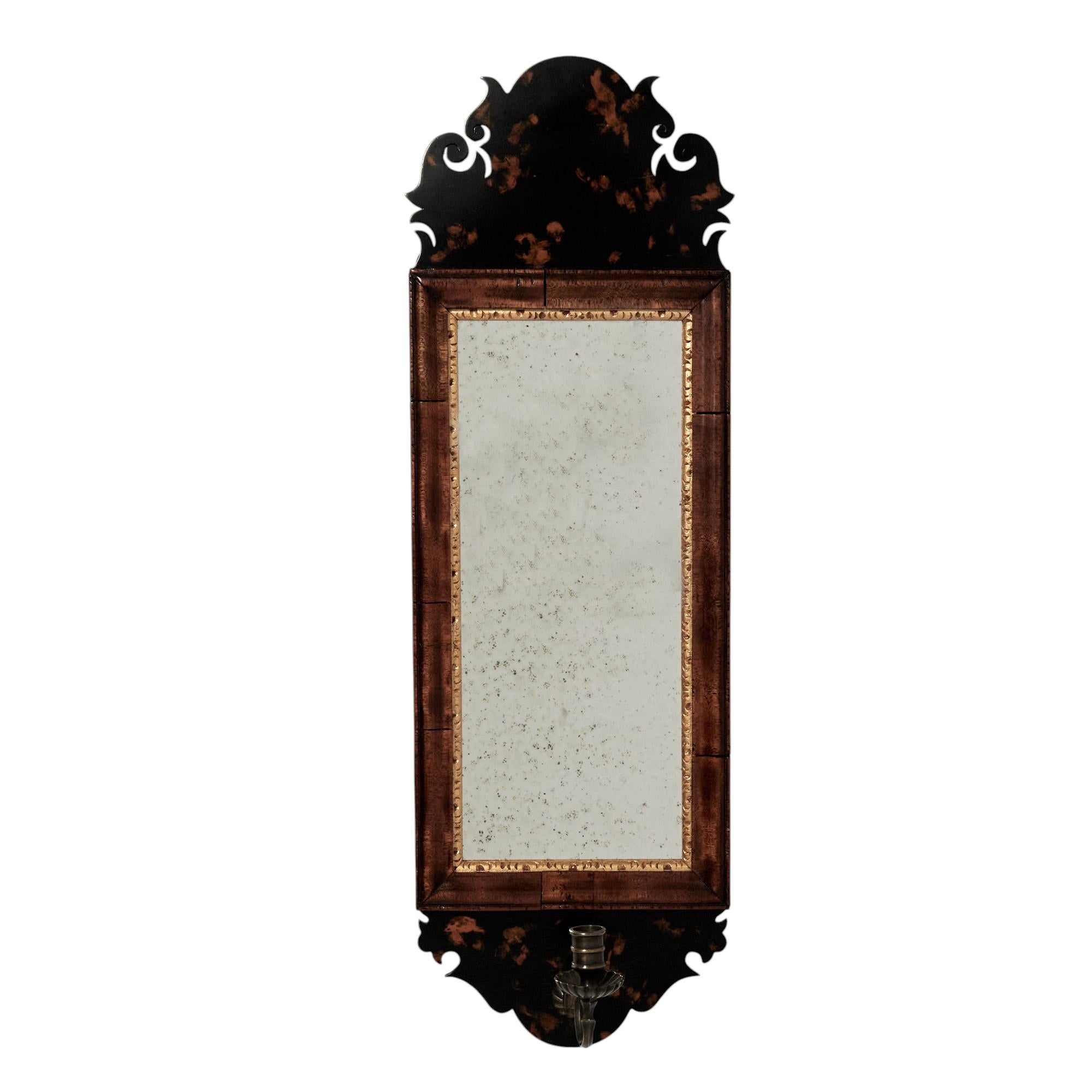 Bellissima coppia di appliques inglesi del XIX secolo con pannelli in finta lacca di tartaruga, una cornice in mogano con finiture in gesso dorato intorno a uno specchio rettangolare e un portacandele in ottone dalla forma classica.