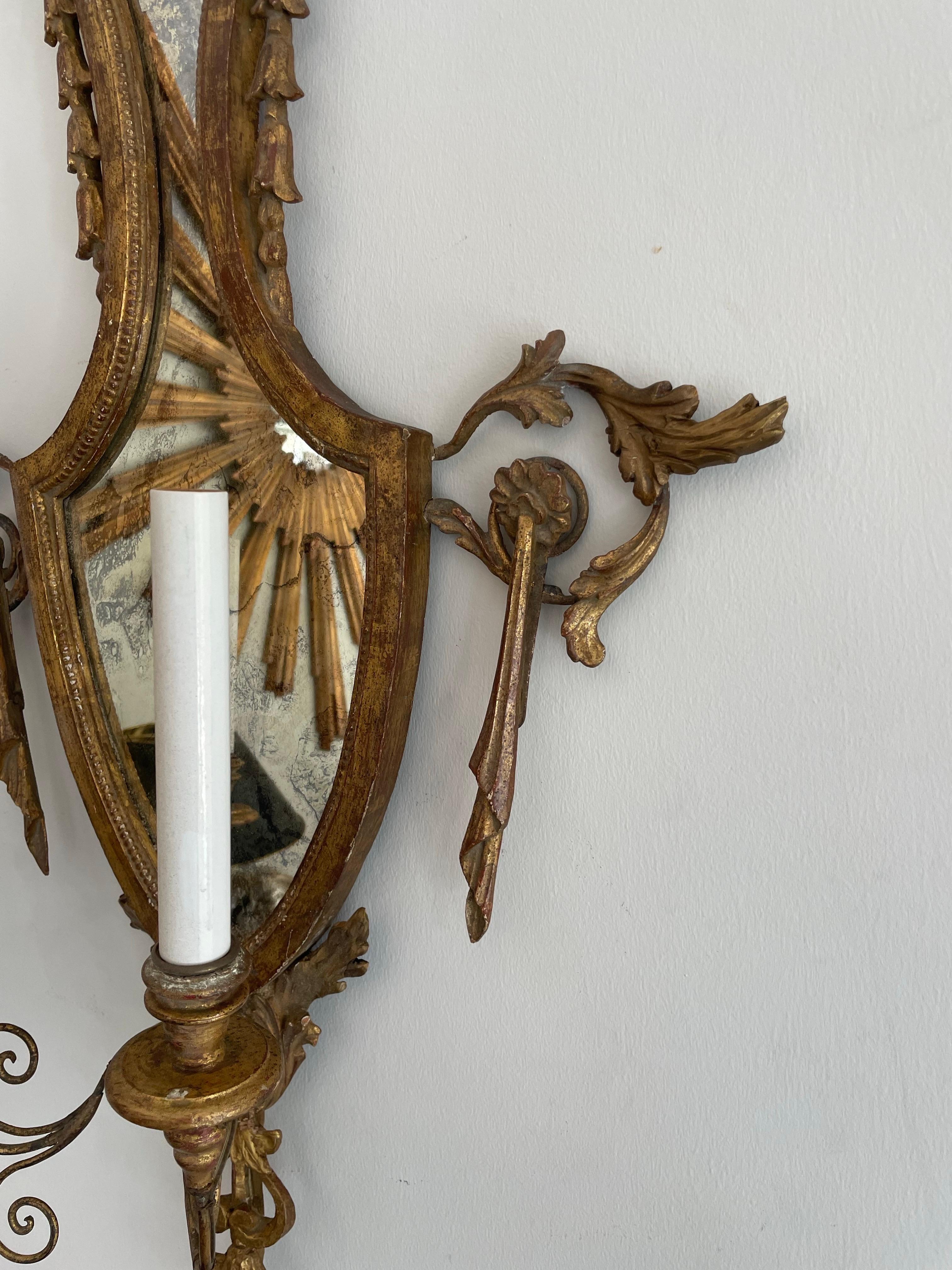 Paire d'appliques murales anglaises anciennes de style Régence avec miroir en vente 4
