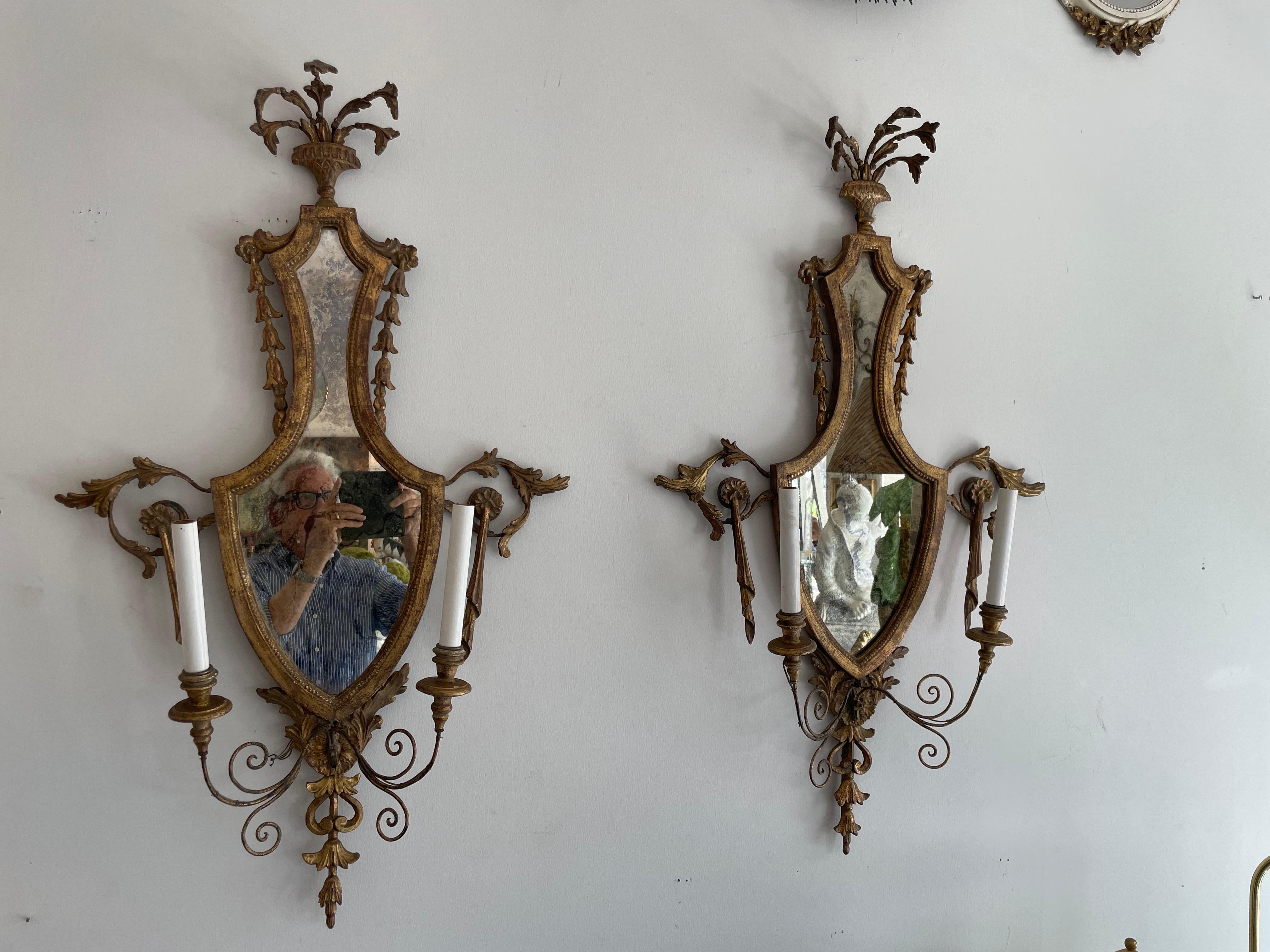 Paire d'appliques murales électrifiées de style Régence anglaise. Comprend deux bras et une plaque arrière en miroir.