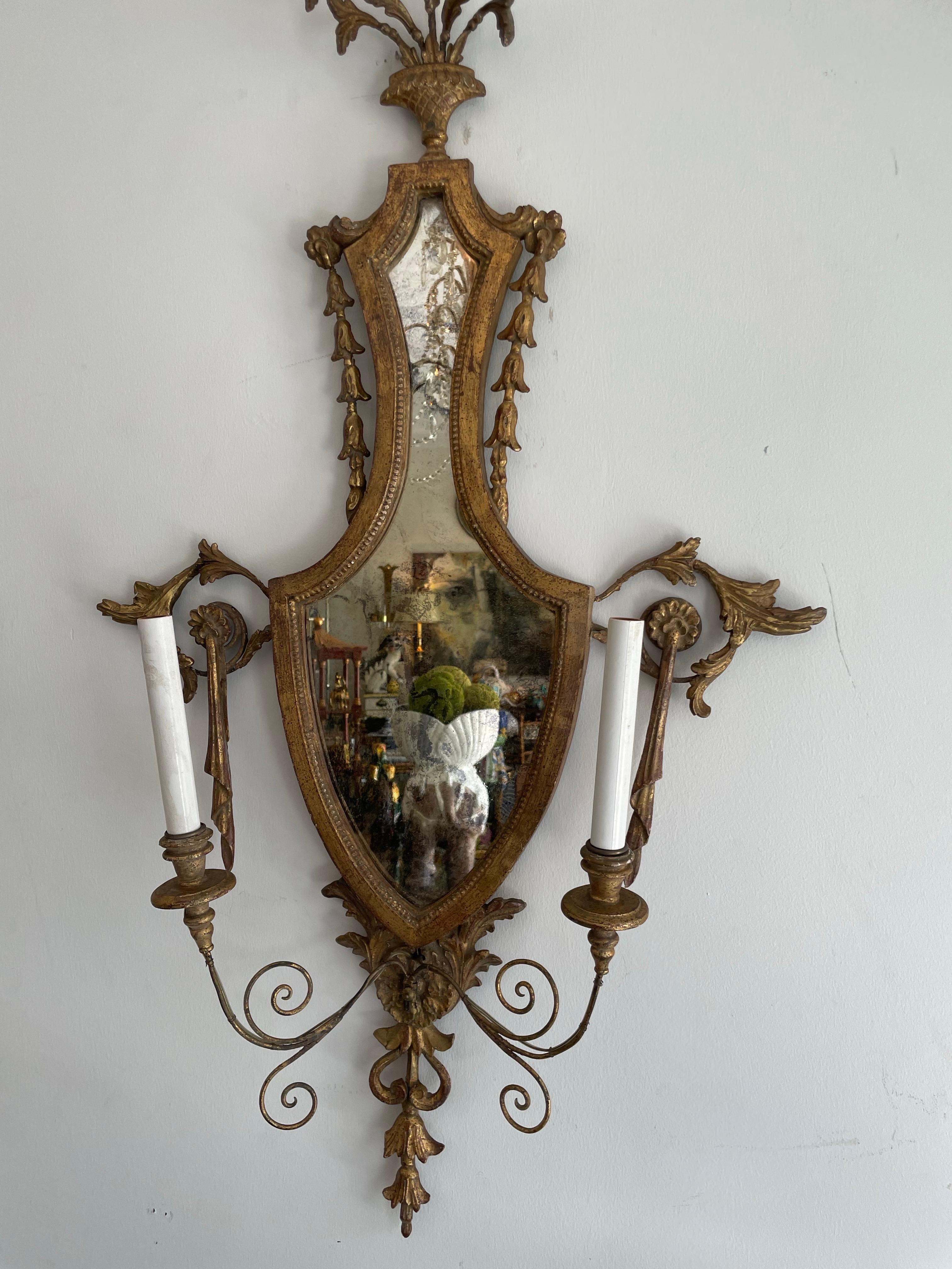 Regency Paire d'appliques murales anglaises anciennes de style Régence avec miroir en vente