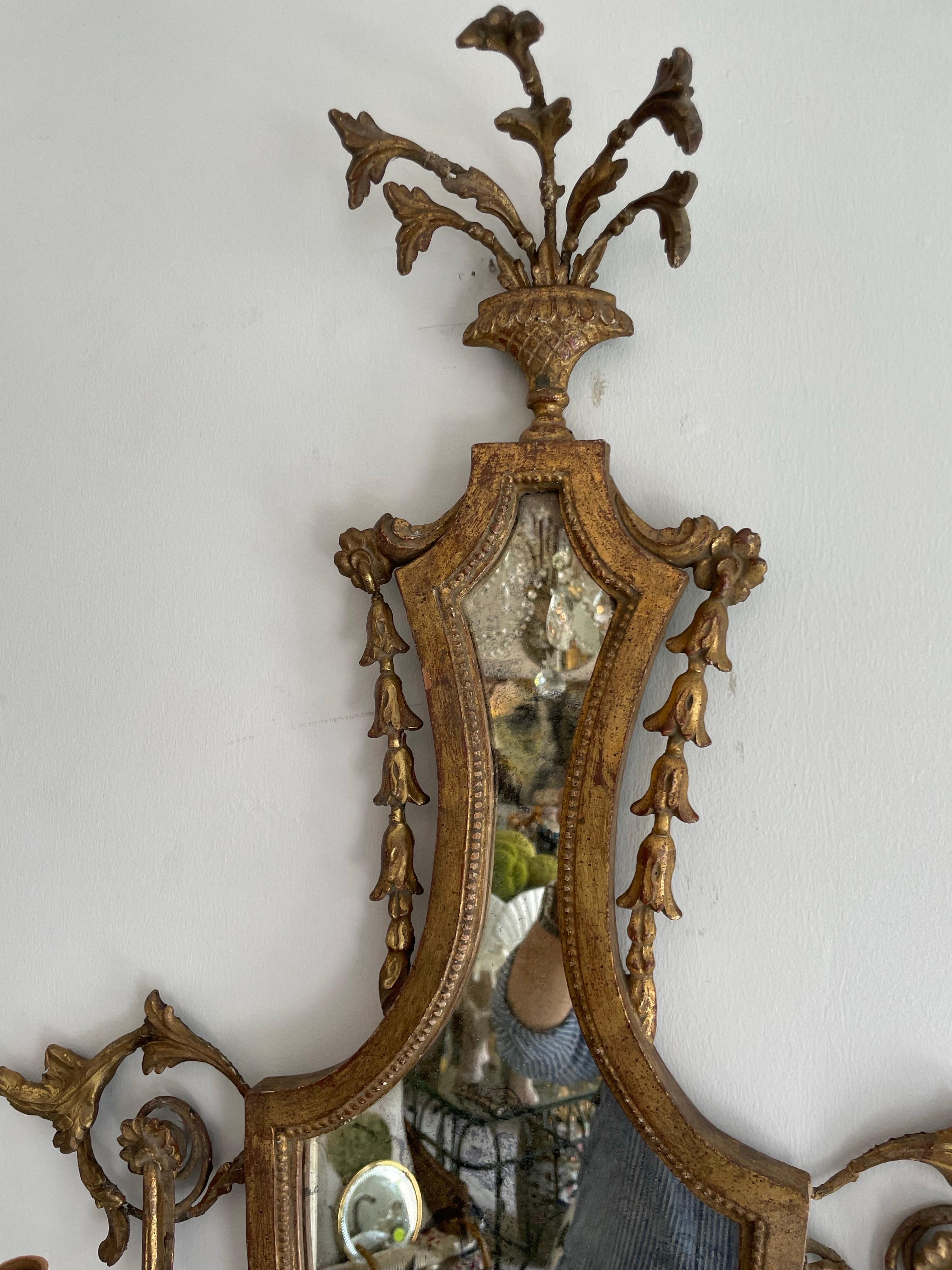 Paire d'appliques murales anglaises anciennes de style Régence avec miroir en vente 1