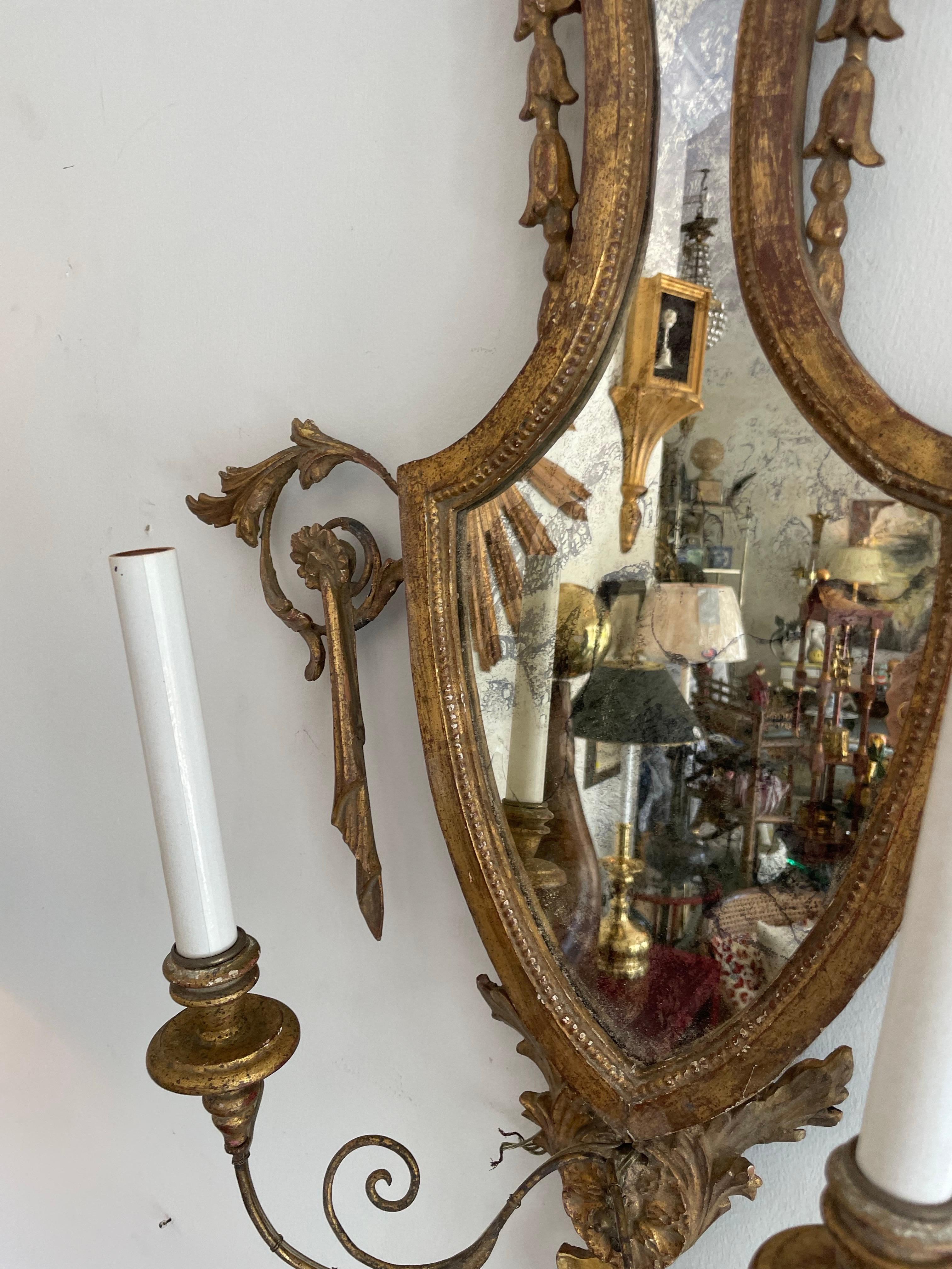 Paire d'appliques murales anglaises anciennes de style Régence avec miroir en vente 2
