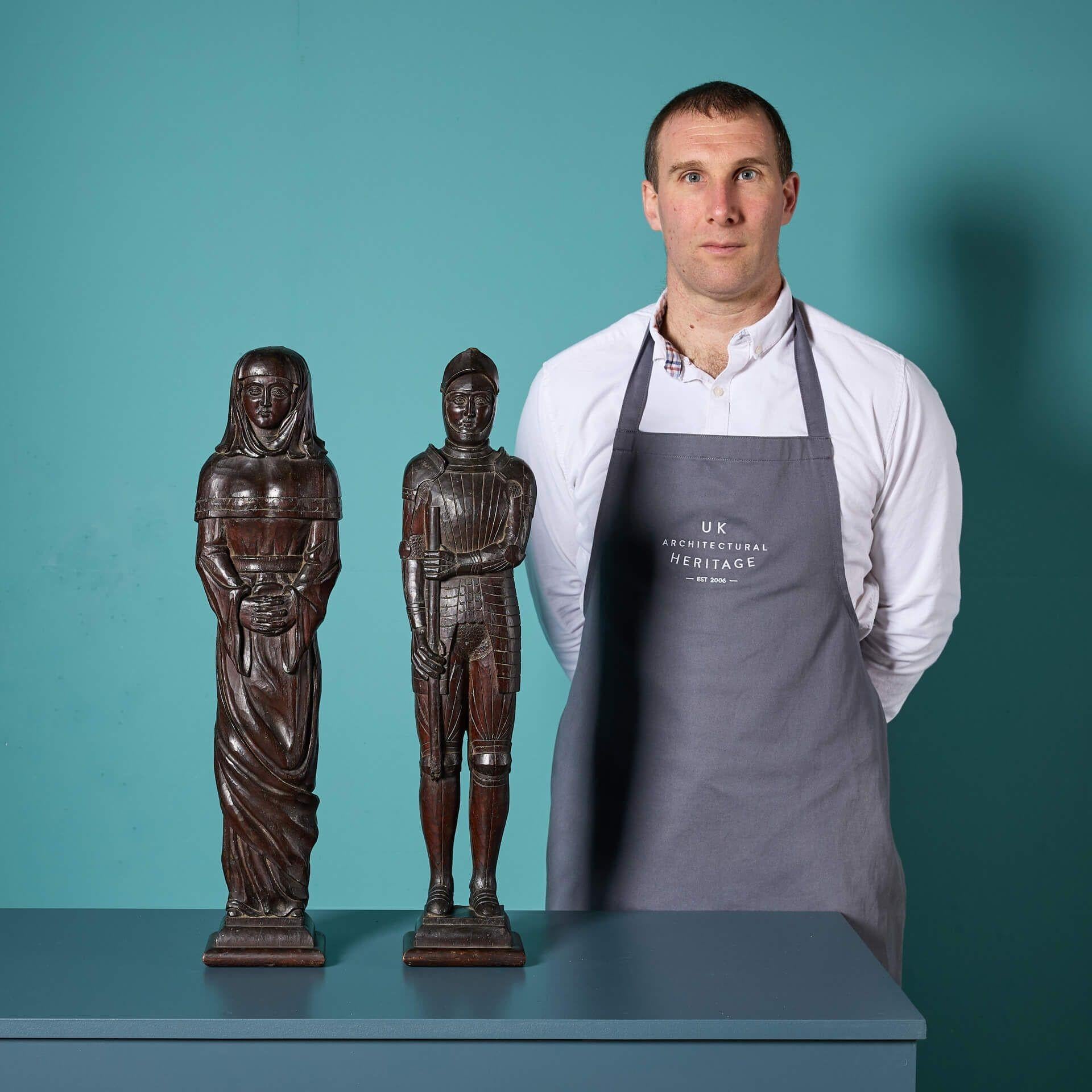 Coppia di antiche figure inglesi in legno di quercia raffiguranti un cavaliere e una fanciulla.

Queste sculture in stile georgiano raffigurano dettagli intagliati a mano come il vestito della fanciulla, l'armatura dei cavalieri e le loro