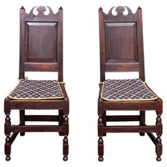 Pareja de sillas de salón inglesas antiguas de roble de estilo jacobino