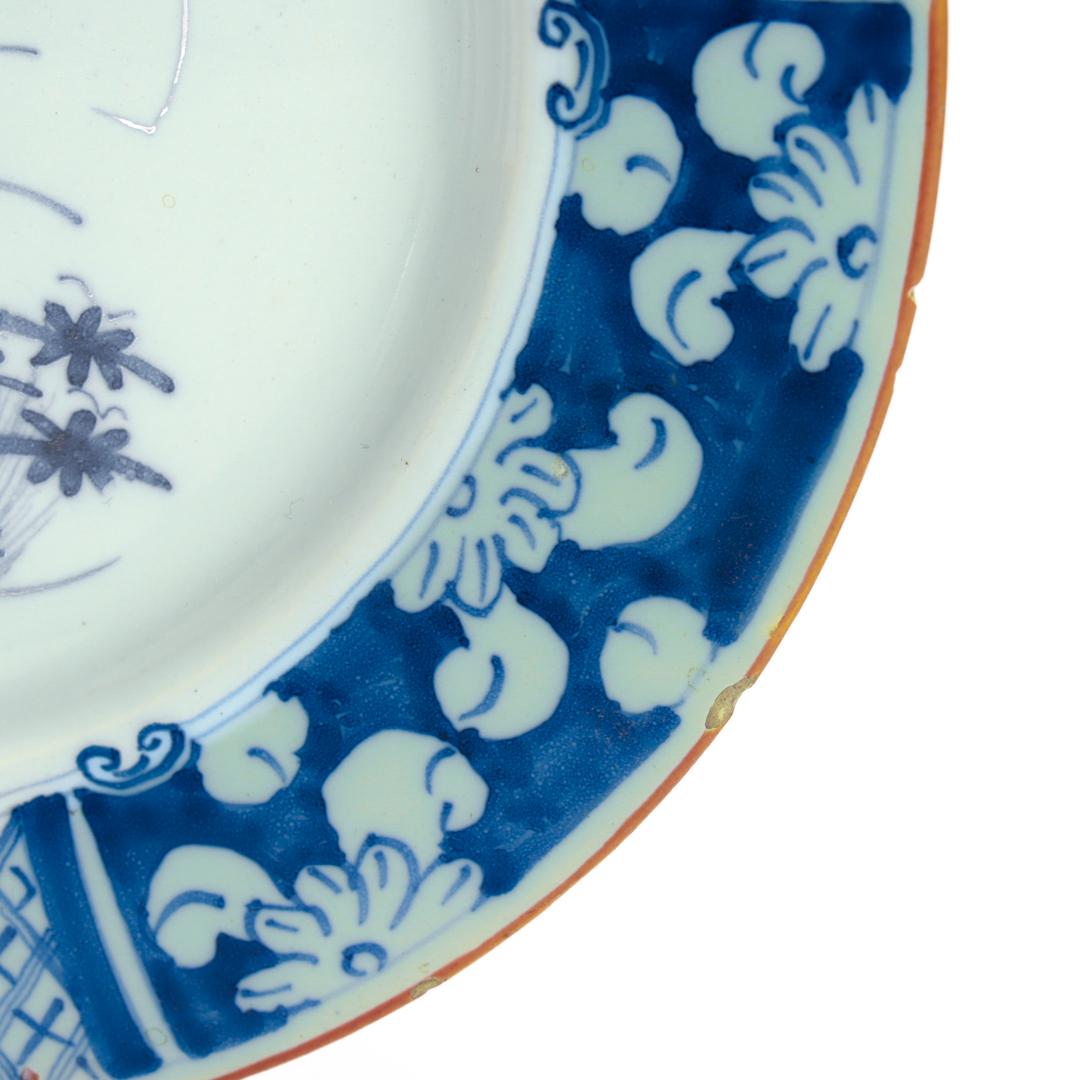 Paire d'assiettes anciennes anglaises ou irlandaises en poterie de Delft décorées de bleu Chinoiserie en vente 3