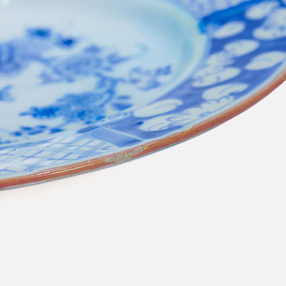 Paire d'assiettes anciennes anglaises ou irlandaises en poterie de Delft décorées de bleu Chinoiserie en vente 4
