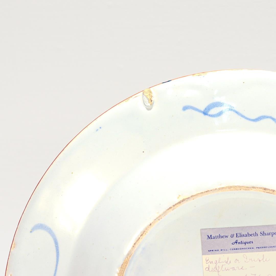 Paire d'assiettes anciennes anglaises ou irlandaises en poterie de Delft décorées de bleu Chinoiserie en vente 5
