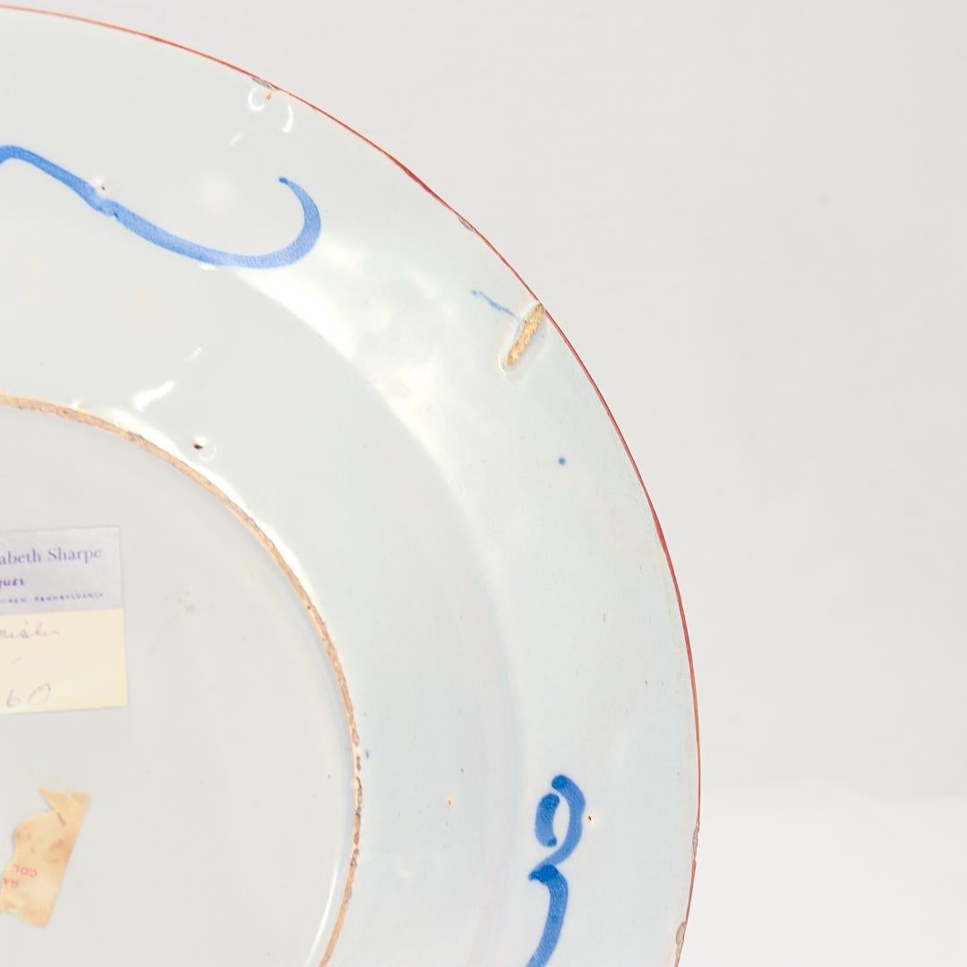 Paire d'assiettes anciennes anglaises ou irlandaises en poterie de Delft décorées de bleu Chinoiserie en vente 7