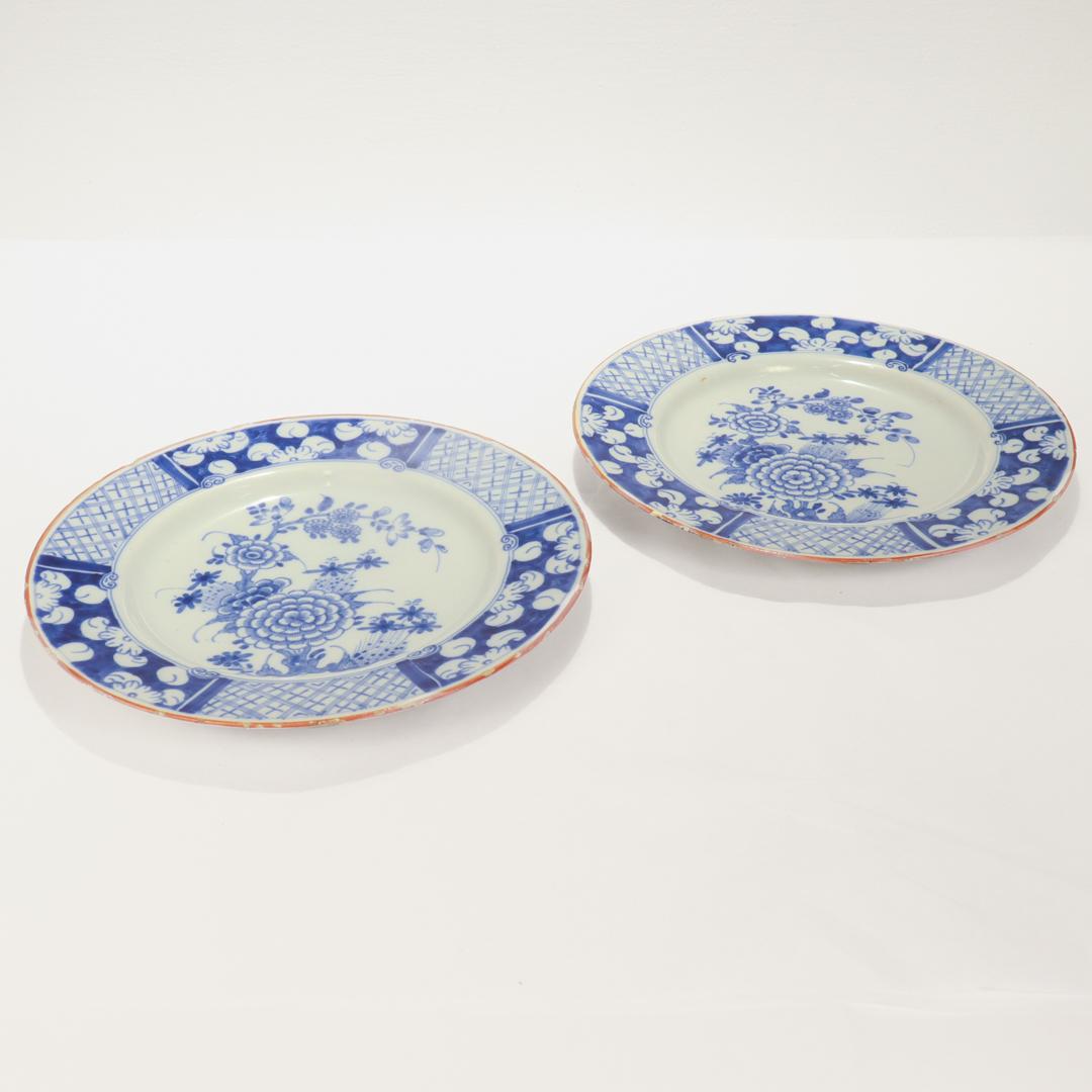 Britannique Paire d'assiettes anciennes anglaises ou irlandaises en poterie de Delft décorées de bleu Chinoiserie en vente