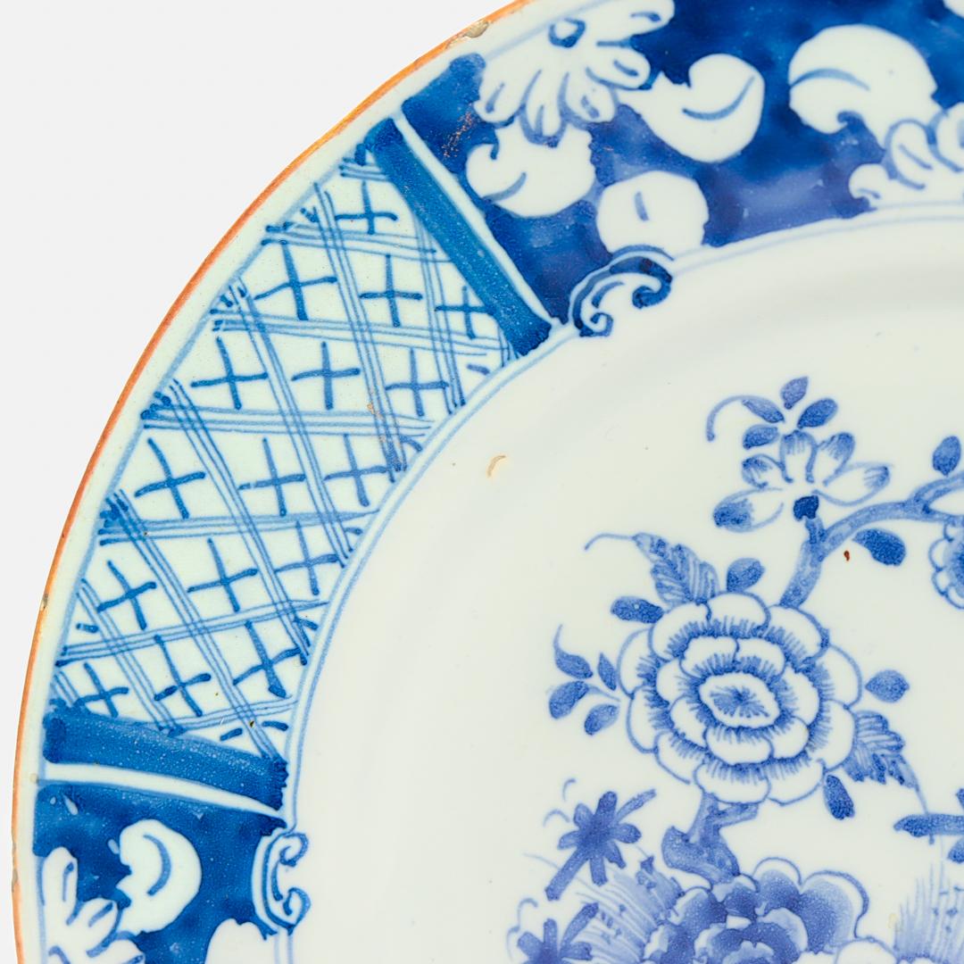 Paire d'assiettes anciennes anglaises ou irlandaises en poterie de Delft décorées de bleu Chinoiserie en vente 2