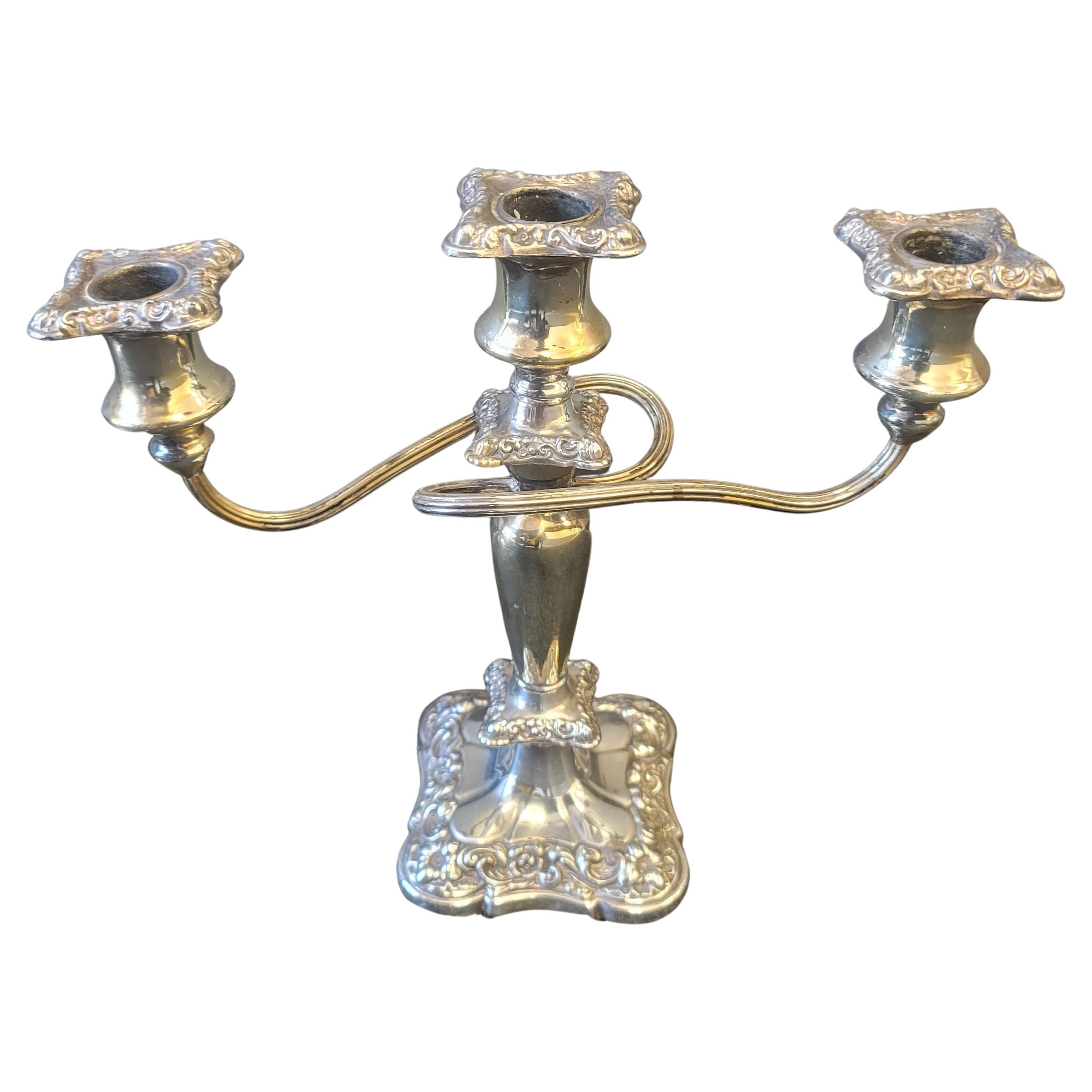 Paire de chandeliers anglais anciens en métal argenté orné mesurant 11,5