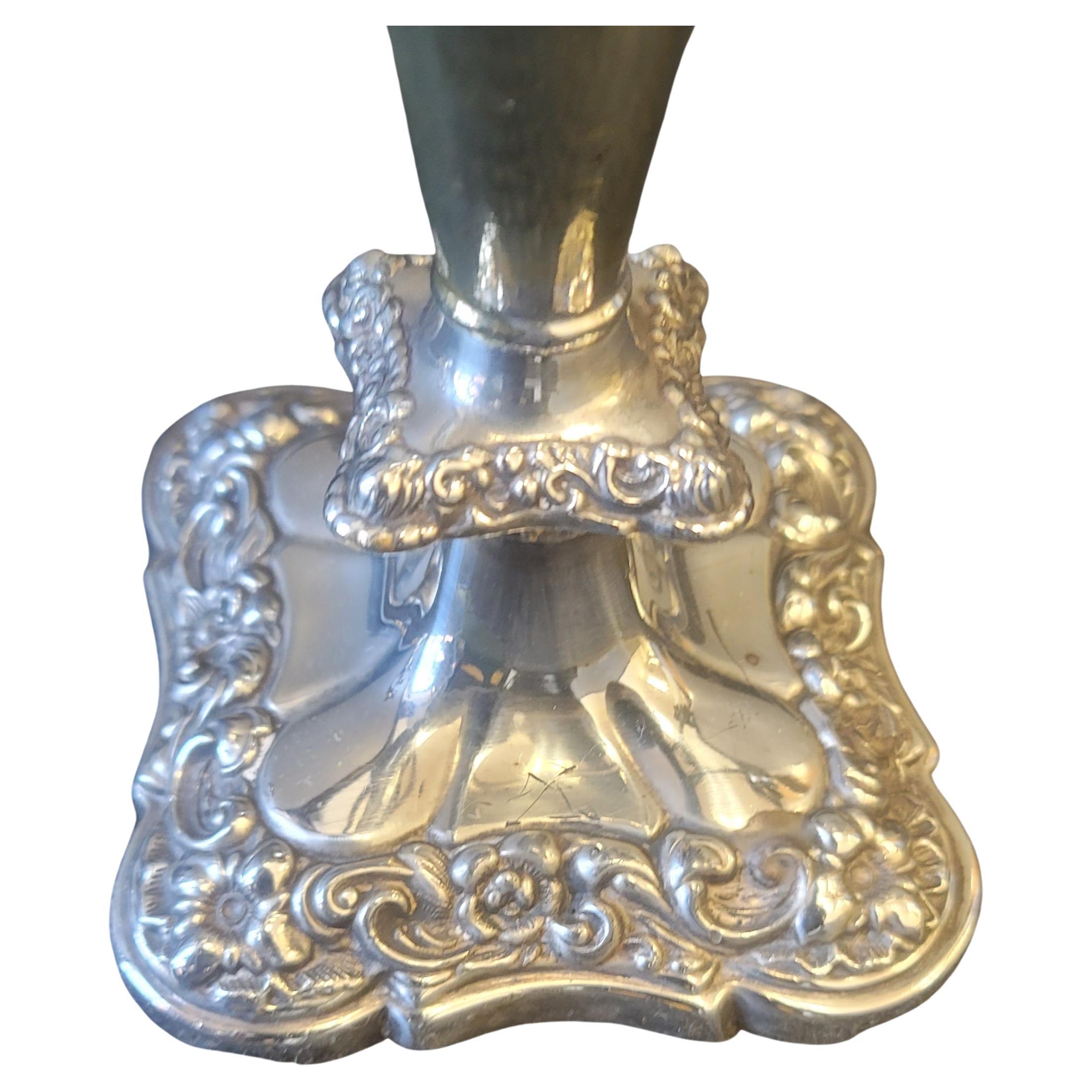 Anglais Paire de candélabres anglais anciens en métal argenté orné, vers les années 1890 en vente