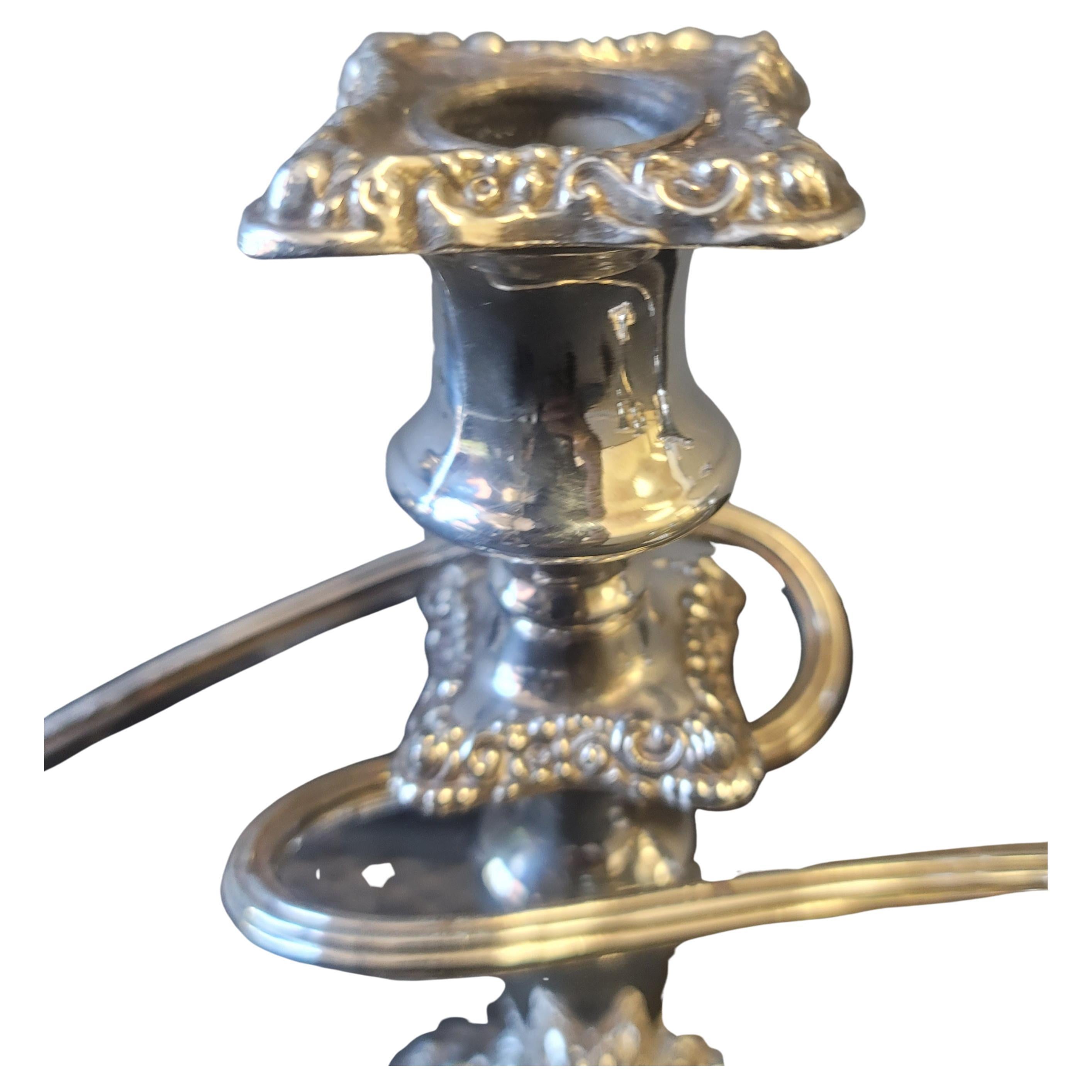 Ferronnerie Paire de candélabres anglais anciens en métal argenté orné, vers les années 1890 en vente