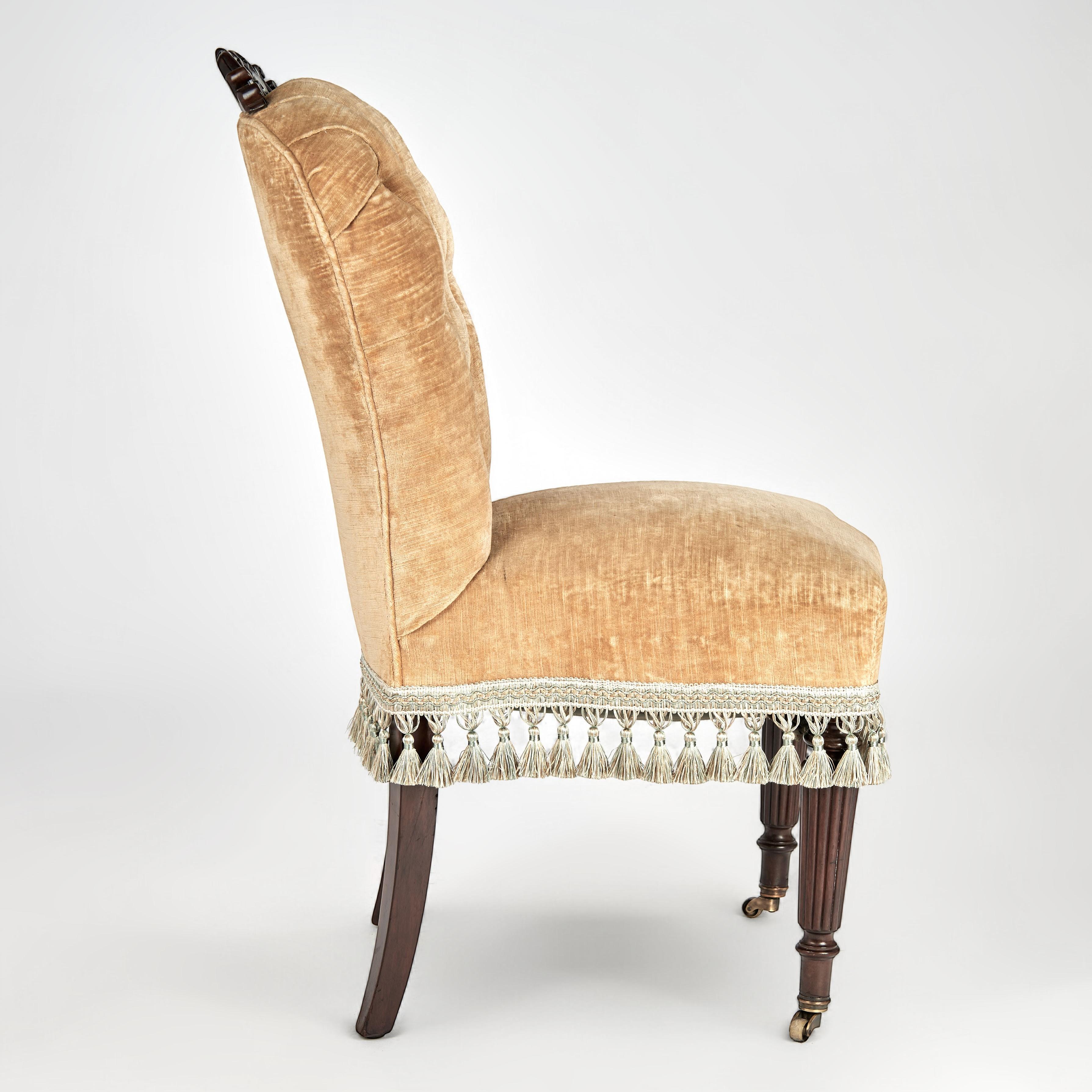 Inglese Coppia di antiche poltrone inglesi Petite Side Chairs in vendita