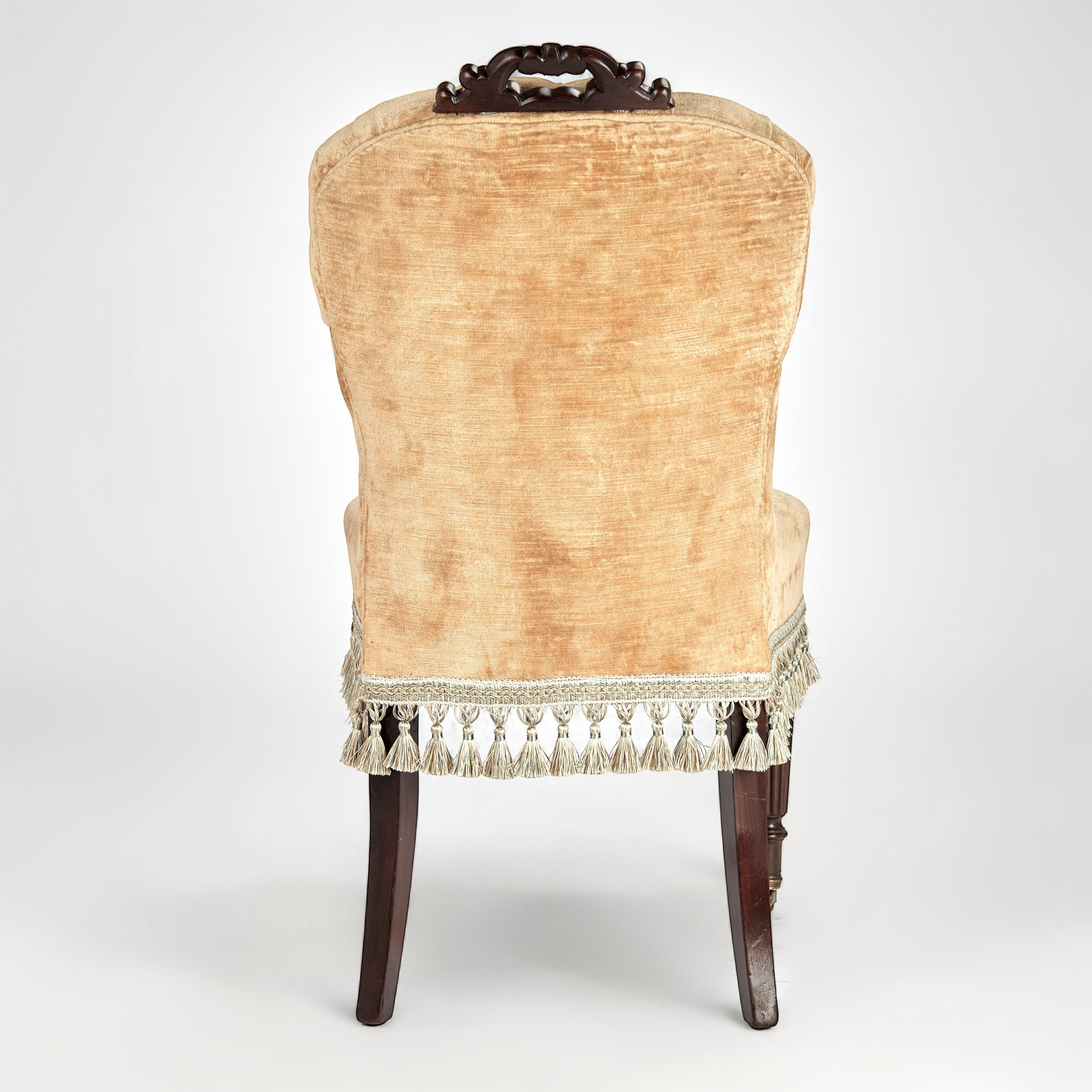 Intagliato a mano Coppia di antiche poltrone inglesi Petite Side Chairs in vendita
