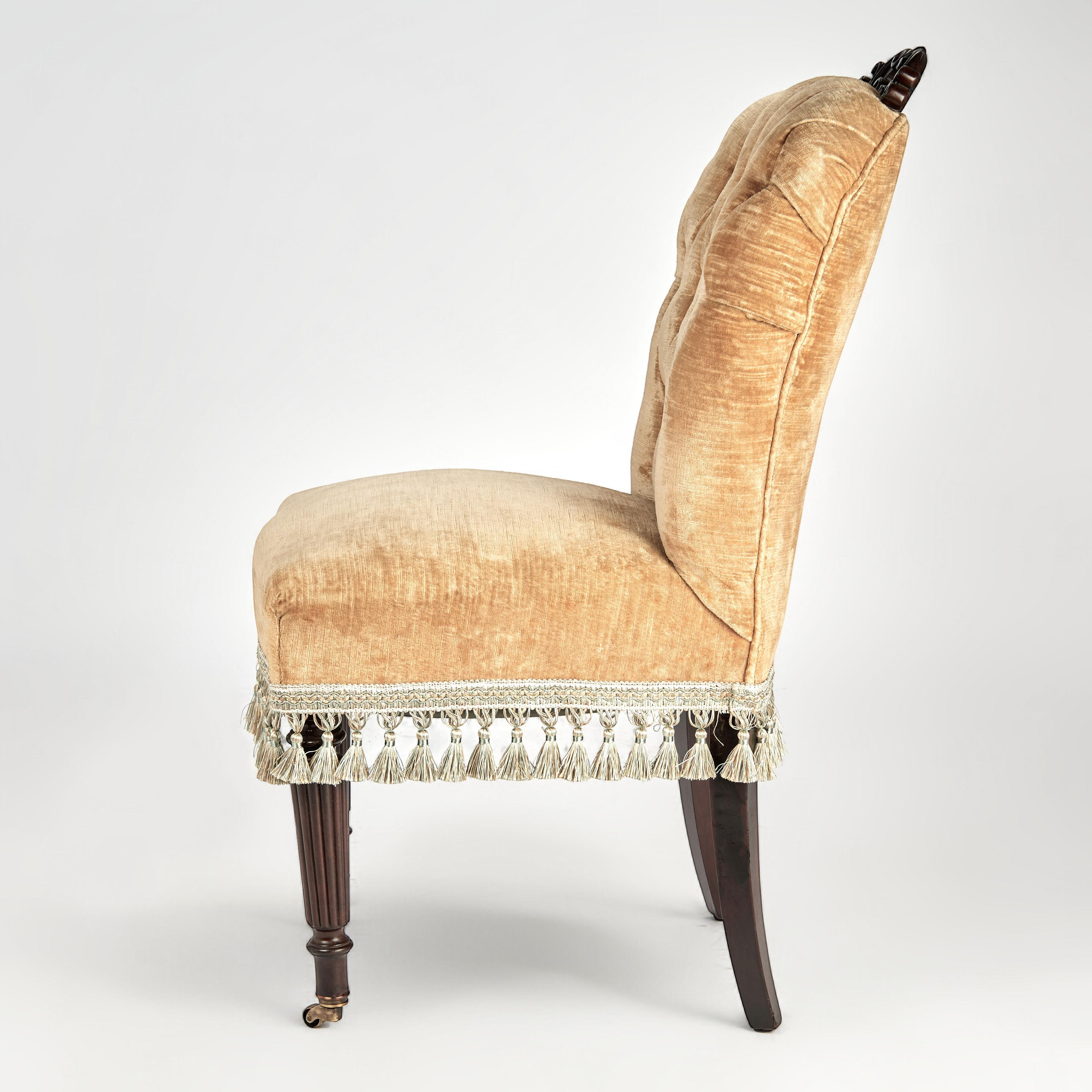 Coppia di antiche poltrone inglesi Petite Side Chairs In condizioni buone in vendita a Palm Beach, FL