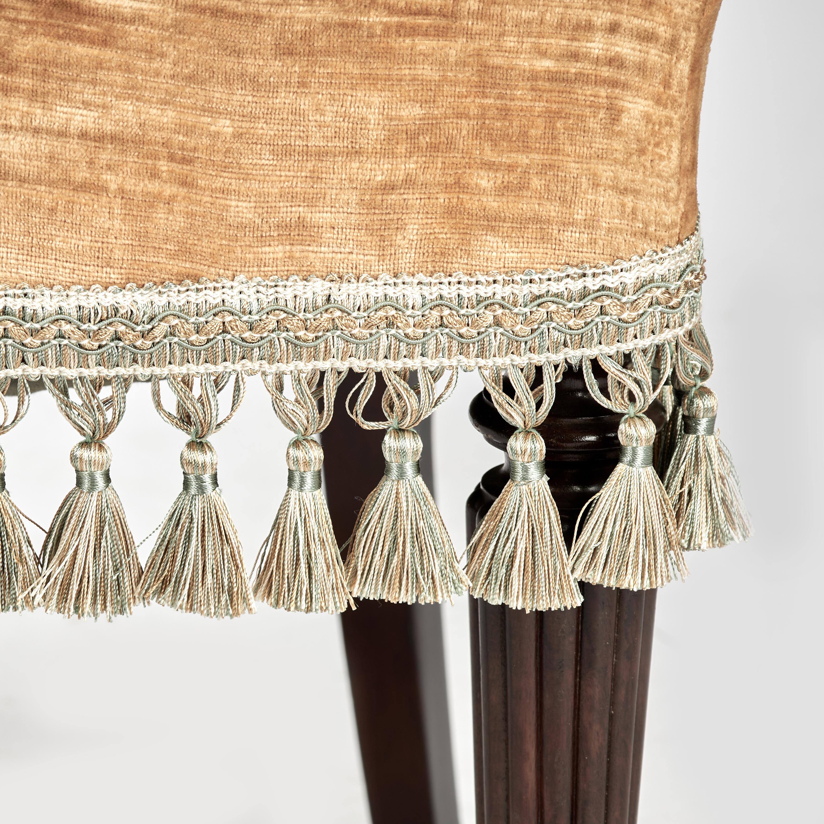 Coppia di antiche poltrone inglesi Petite Side Chairs in vendita 1