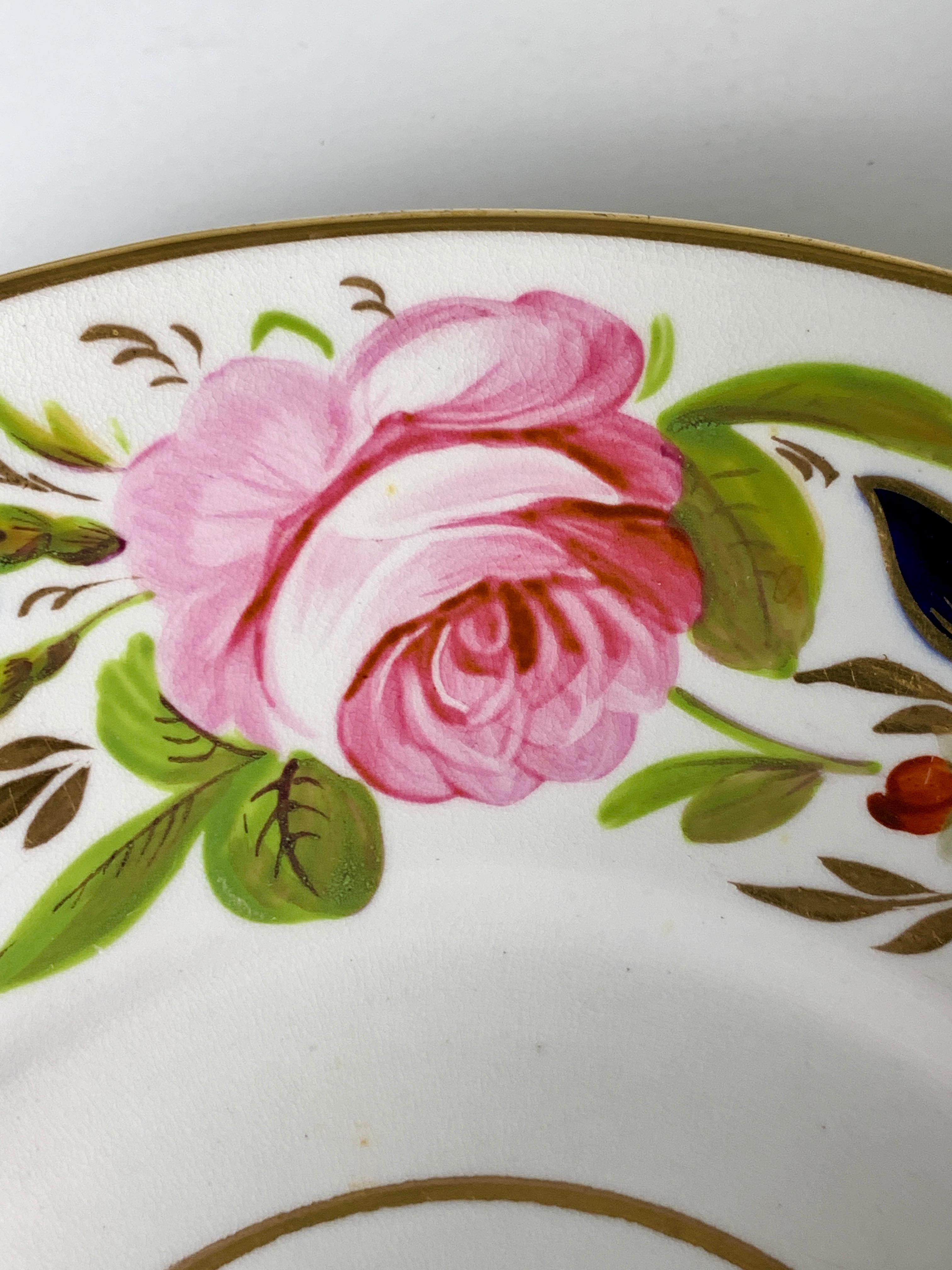 Porcelaine Paire de plats anciens en porcelaine anglaise avec roses peintes à la main, Angleterre, vers 1830 en vente