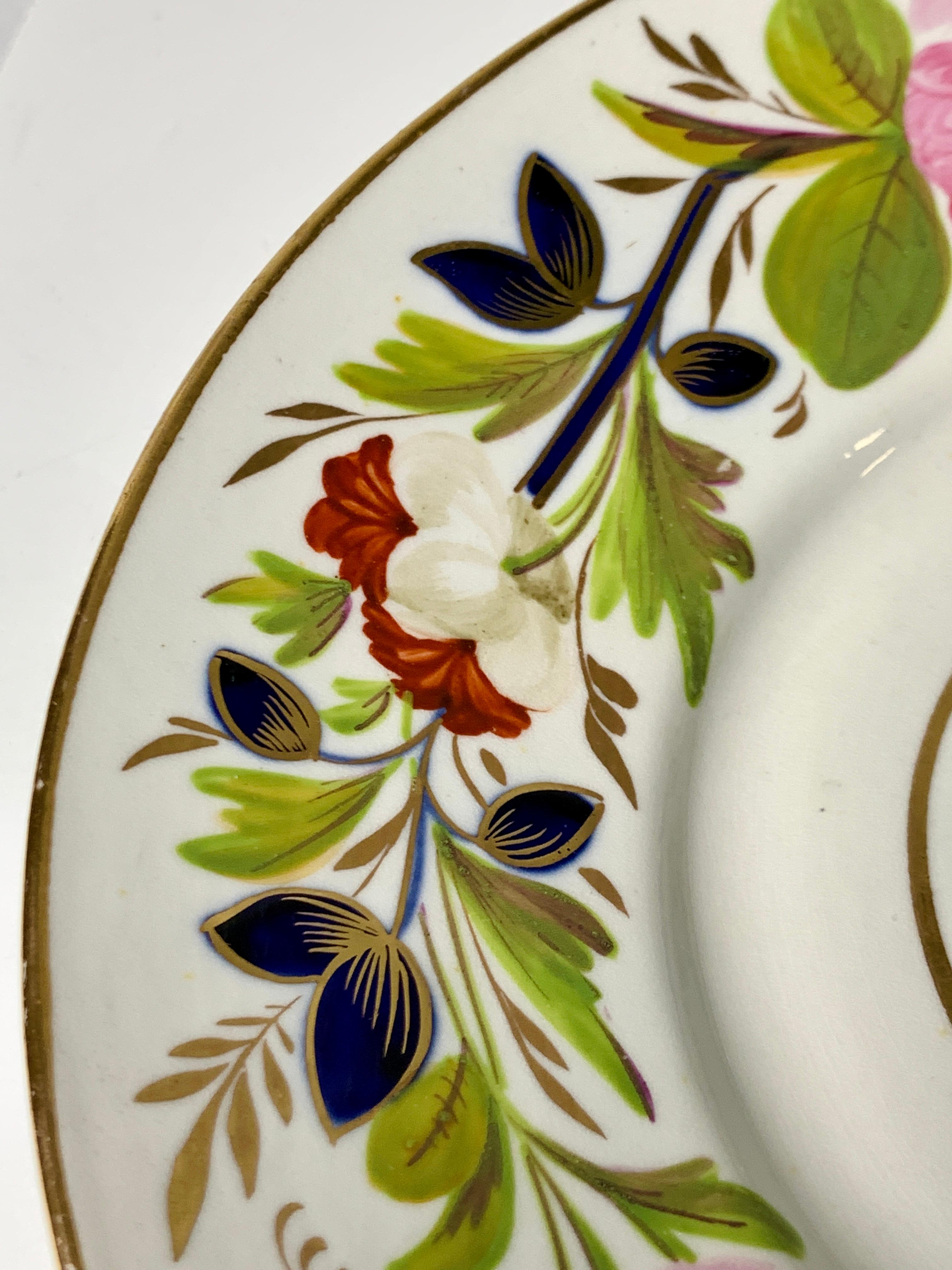 Peint à la main Paire de plats anciens en porcelaine anglaise avec roses peintes à la main, Angleterre, vers 1830 en vente
