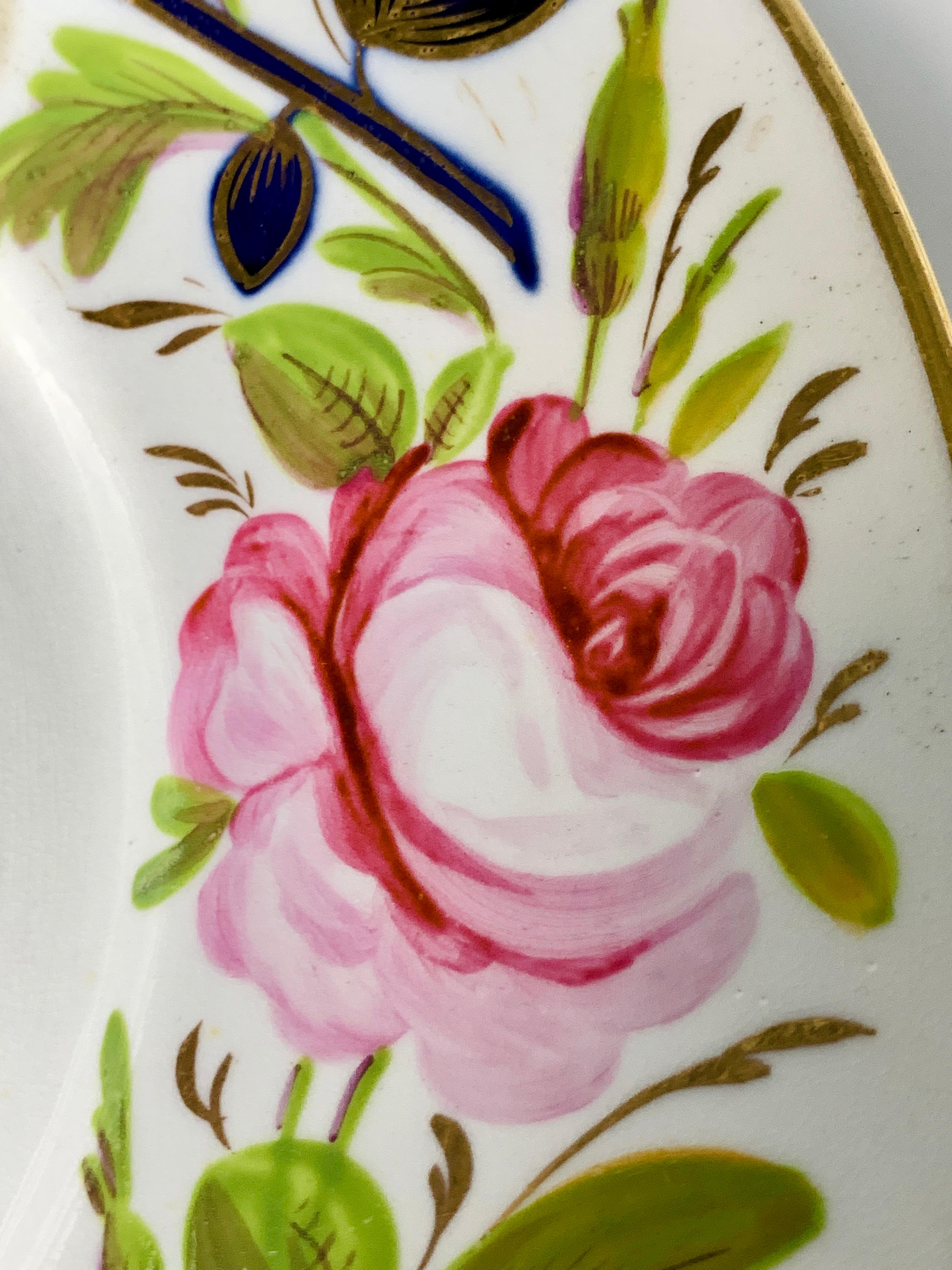Paire de plats anciens en porcelaine anglaise avec roses peintes à la main, Angleterre, vers 1830 Excellent état - En vente à Katonah, NY