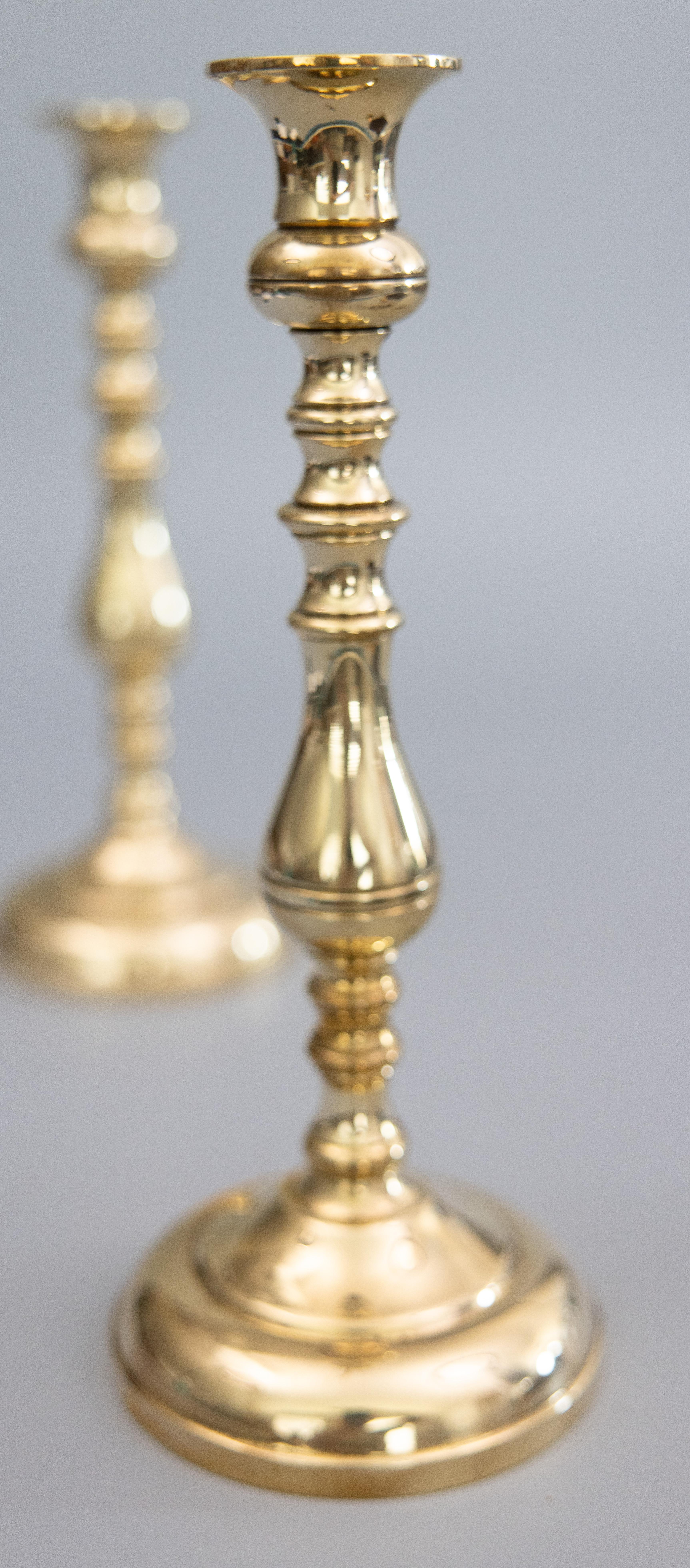 Pair of 19th Century English Queen Anne Style Polished Brass Candlesticks In Good Condition For Sale In Pearland, TX