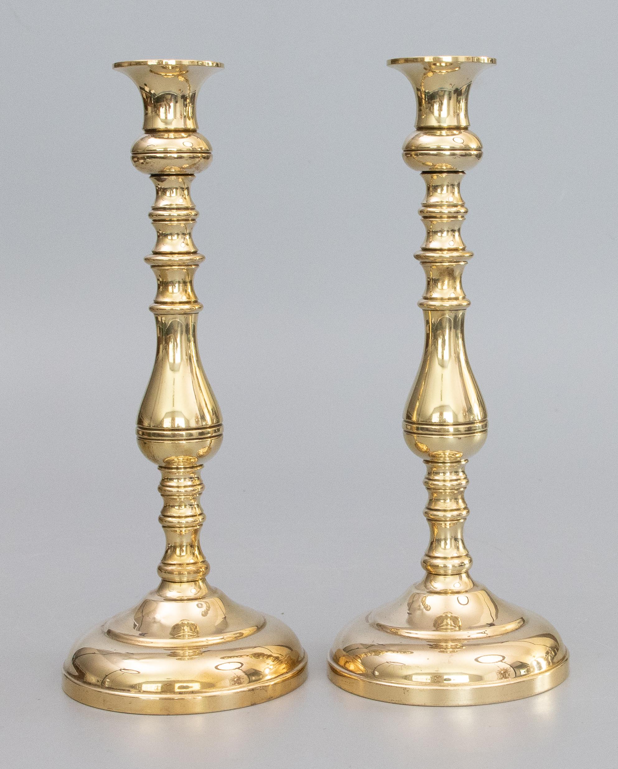 Pair of 19th Century English Queen Anne Style Polished Brass Candlesticks For Sale 3